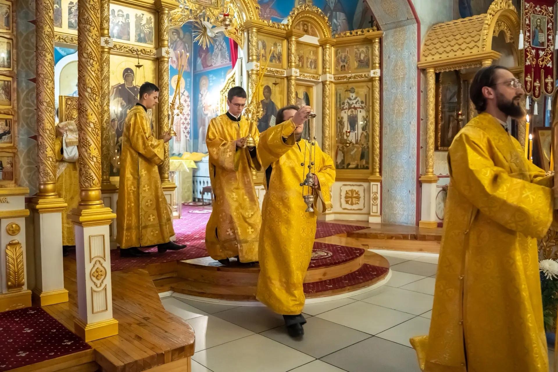 Литургия в четверг 14-й седмицы по Пятидесятнице, ап. от 70-ти Фаддея, мц. Вассы и прп. Марфы Дивеевской