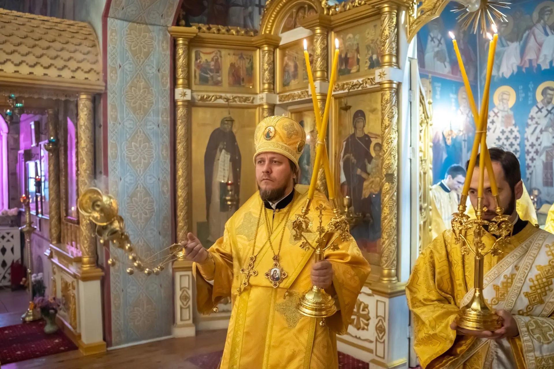 Литургия в четверг 14-й седмицы по Пятидесятнице, ап. от 70-ти Фаддея, мц. Вассы и прп. Марфы Дивеевской