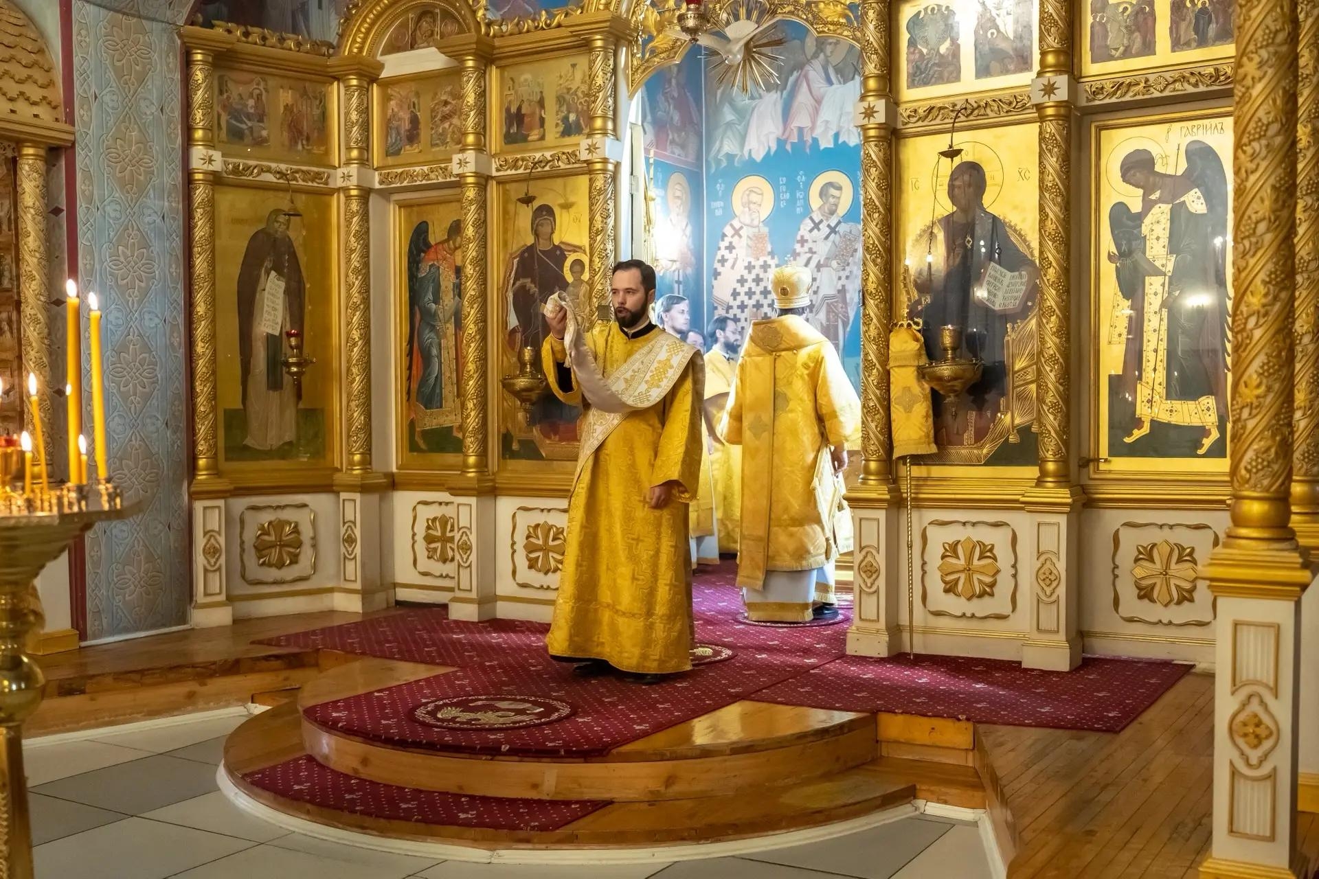 Литургия в четверг 14-й седмицы по Пятидесятнице, ап. от 70-ти Фаддея, мц. Вассы и прп. Марфы Дивеевской