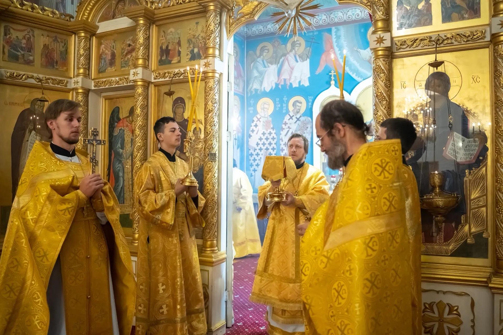 Литургия в четверг 14-й седмицы по Пятидесятнице, ап. от 70-ти Фаддея, мц. Вассы и прп. Марфы Дивеевской