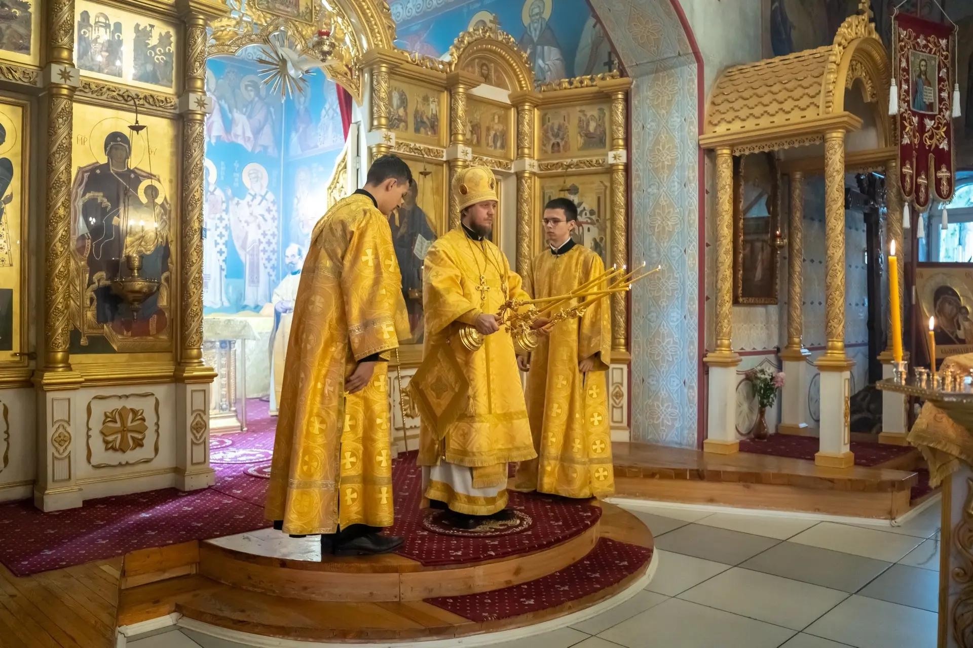 Литургия в четверг 14-й седмицы по Пятидесятнице, ап. от 70-ти Фаддея, мц. Вассы и прп. Марфы Дивеевской