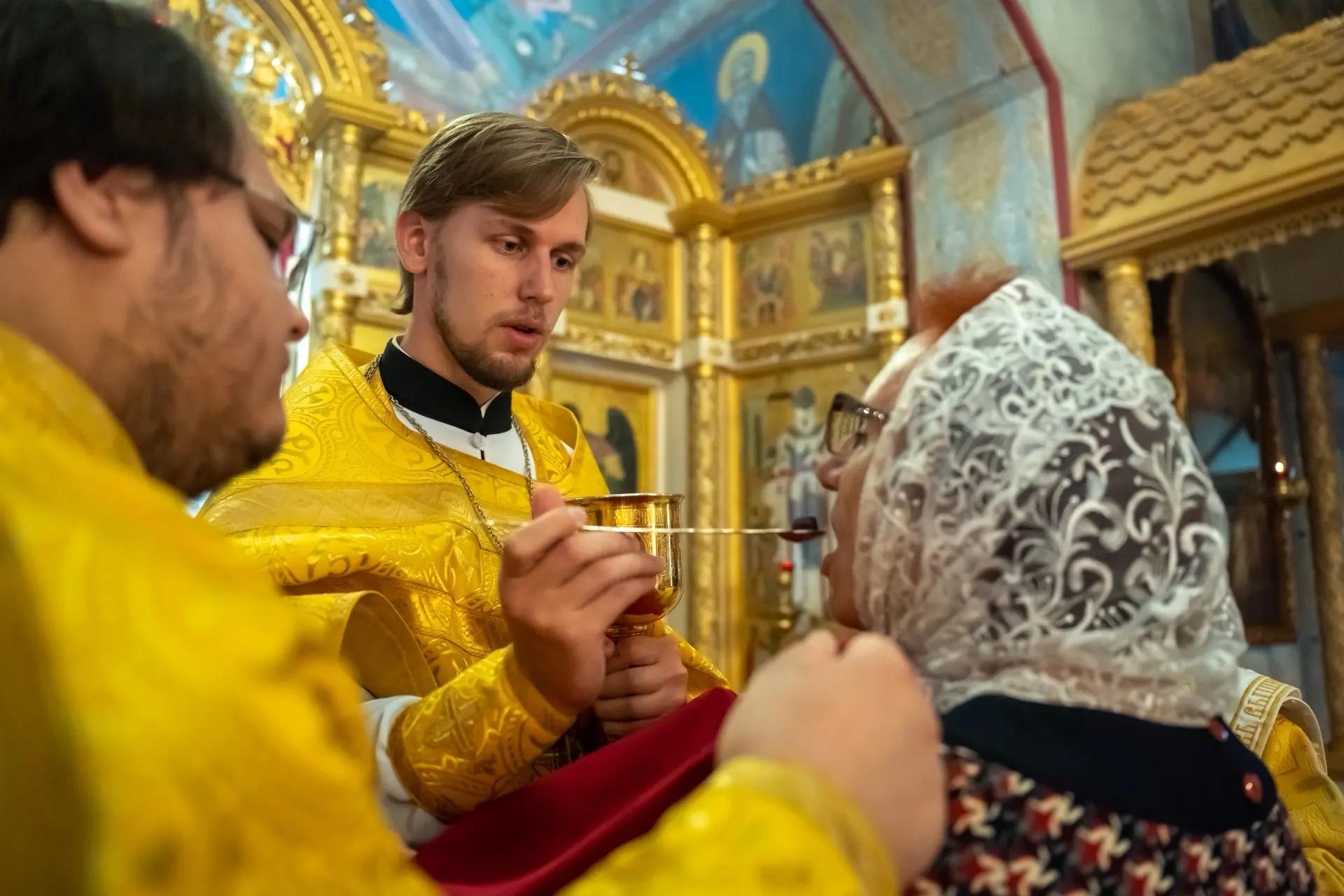 Литургия в четверг 14-й седмицы по Пятидесятнице, ап. от 70-ти Фаддея, мц. Вассы и прп. Марфы Дивеевской