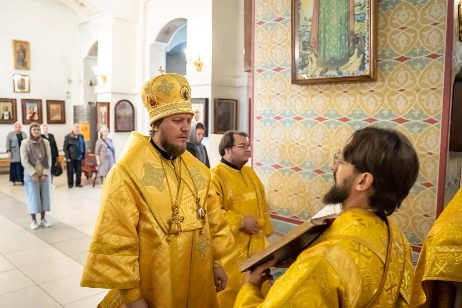 Литургия в пятницу 14-й седмицы по Пятидесятнице, мчч. Агафоника и Луппа