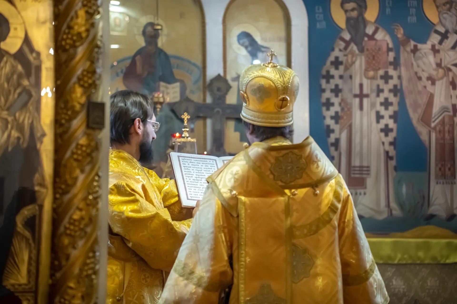 Литургия в пятницу 14-й седмицы по Пятидесятнице, мчч. Агафоника и Луппа