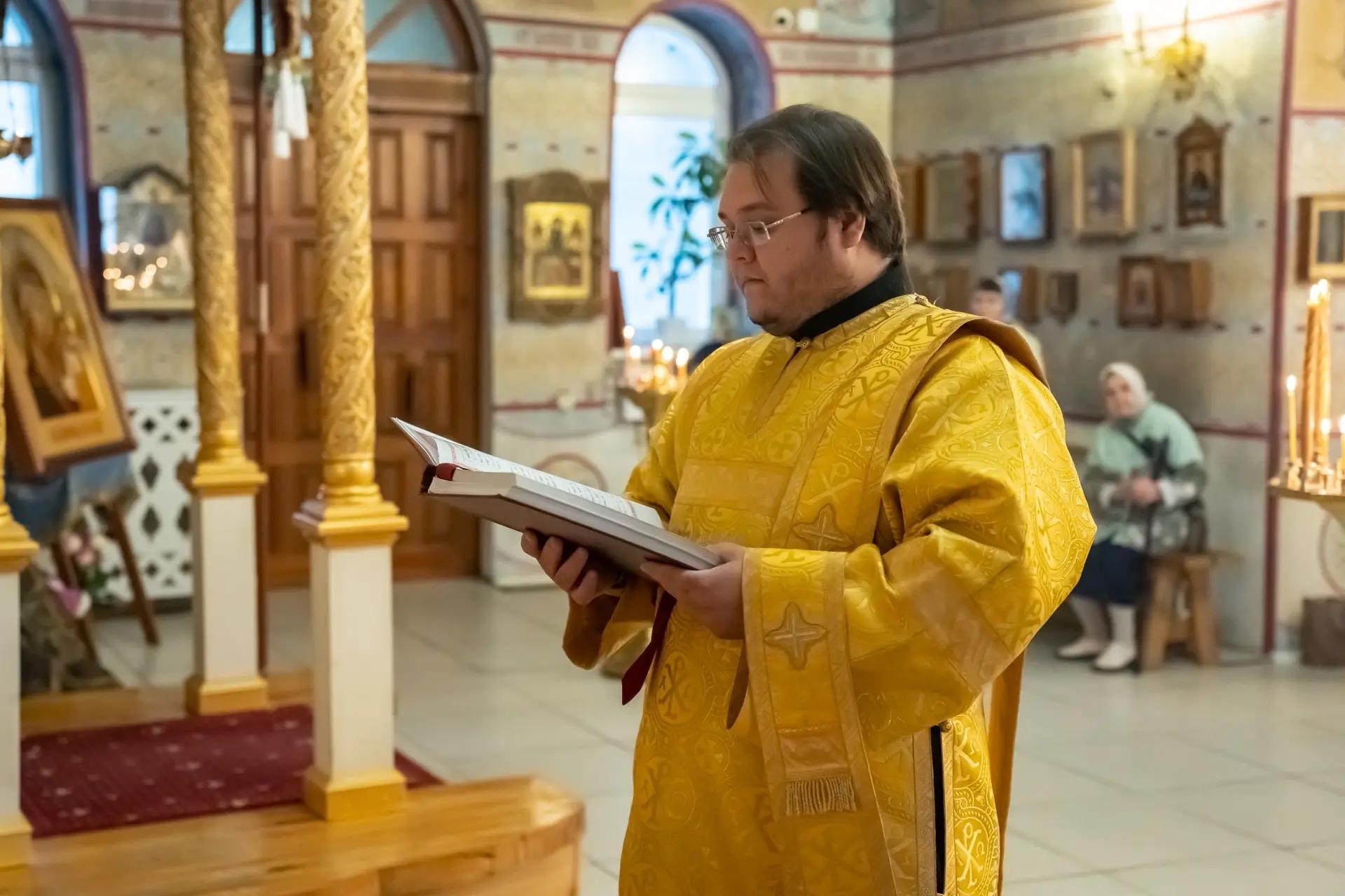 Литургия в пятницу 14-й седмицы по Пятидесятнице, мчч. Агафоника и Луппа