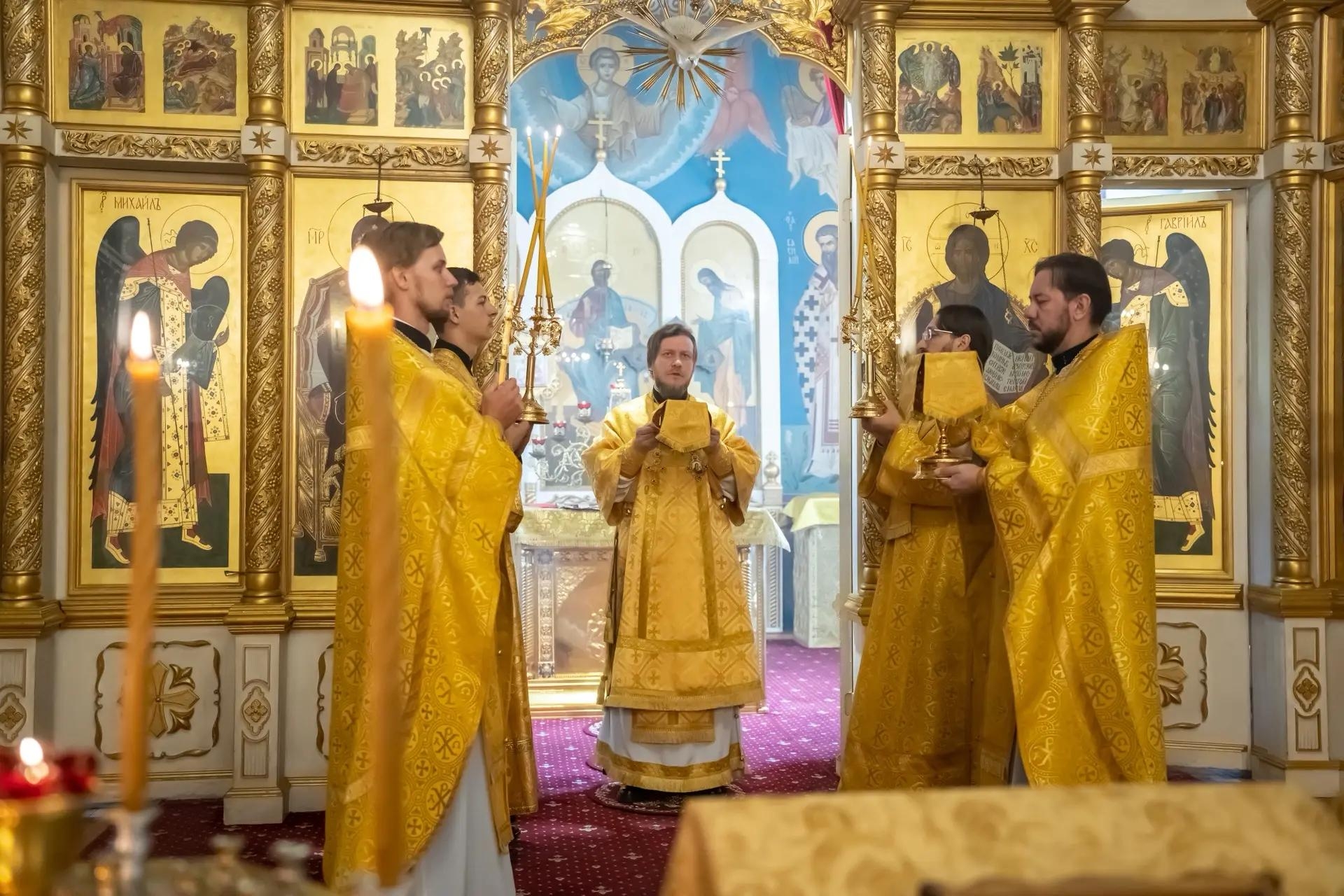 Литургия в пятницу 14-й седмицы по Пятидесятнице, мчч. Агафоника и Луппа