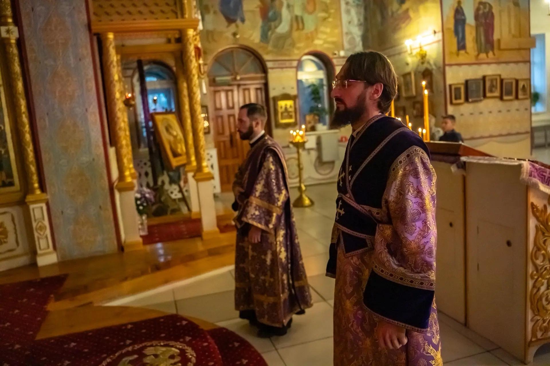 Литургия в пятницу 18-й седмицы по Пятидесятнице, мчч. Трофима, Савватия и Доримедонта