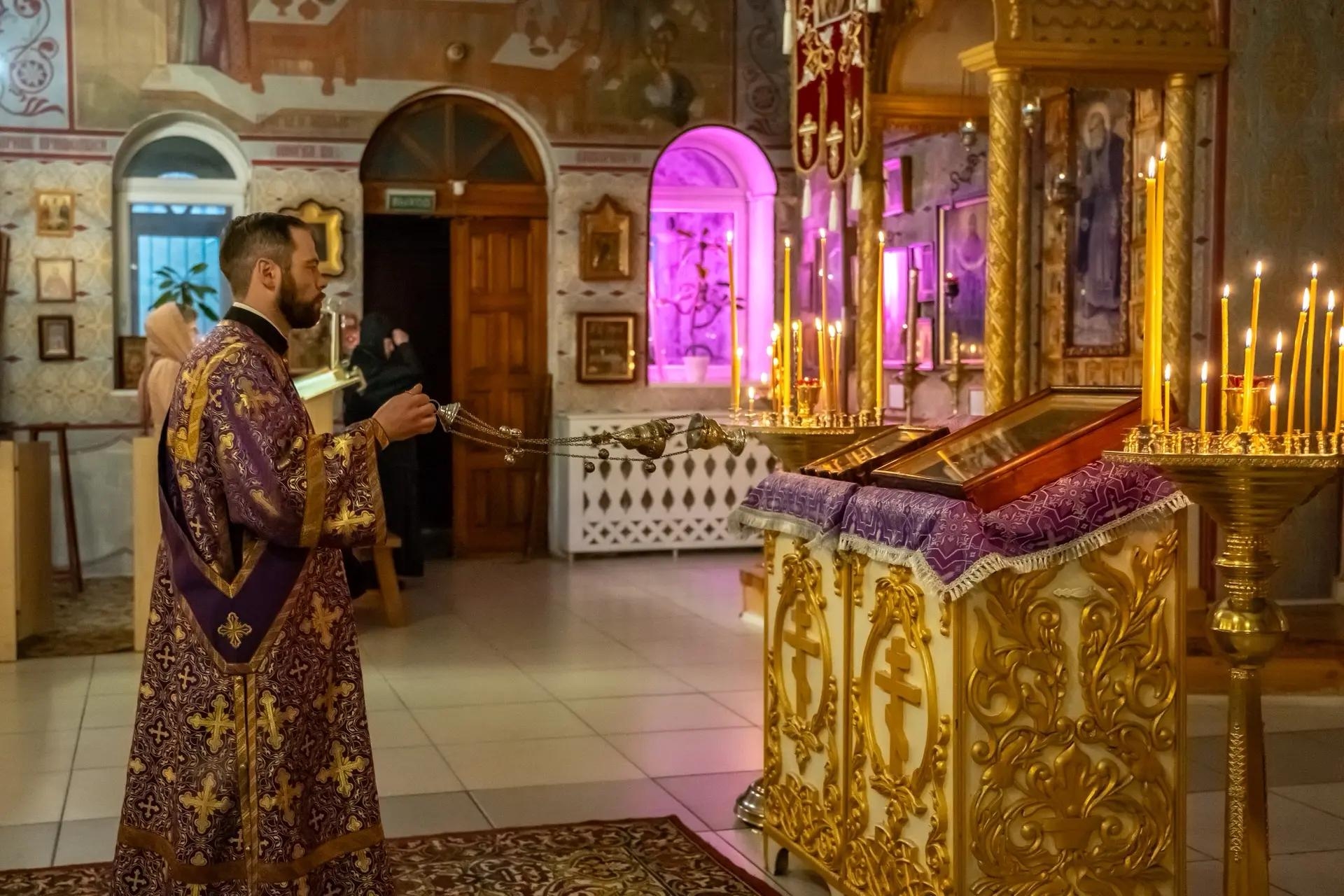 Литургия в пятницу 18-й седмицы по Пятидесятнице, мчч. Трофима, Савватия и Доримедонта