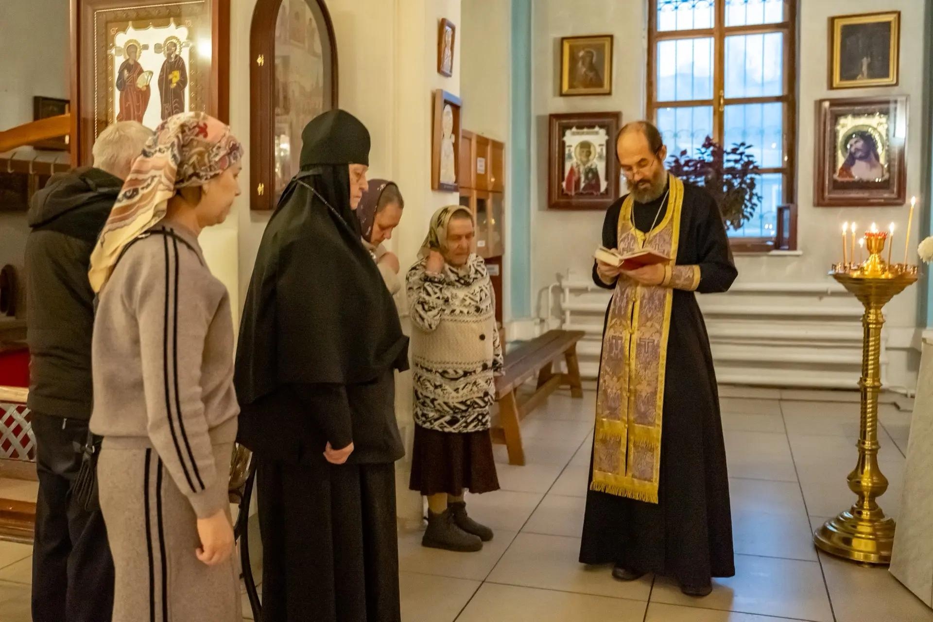Литургия в пятницу 18-й седмицы по Пятидесятнице, мчч. Трофима, Савватия и Доримедонта