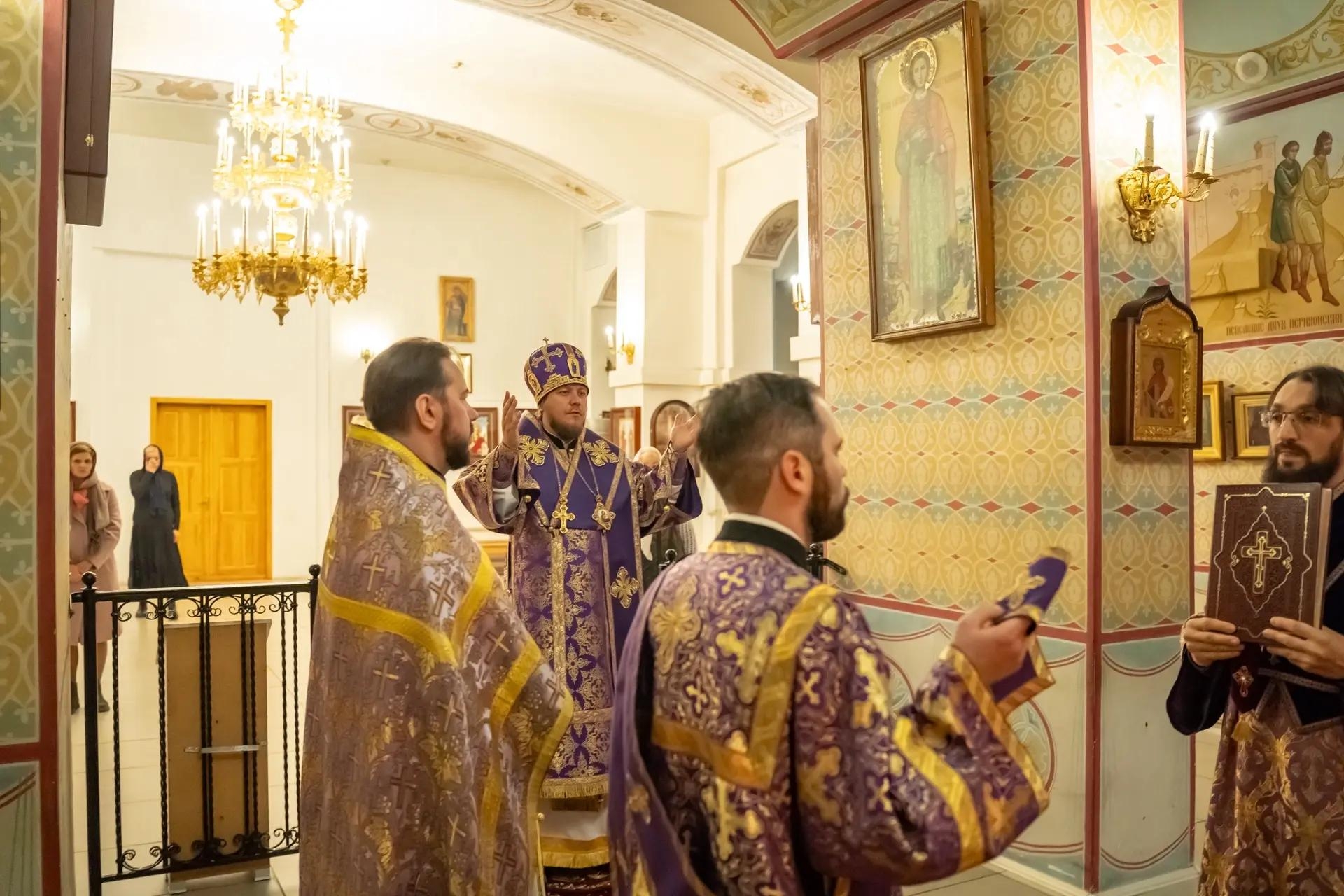 Литургия в пятницу 18-й седмицы по Пятидесятнице, мчч. Трофима, Савватия и Доримедонта