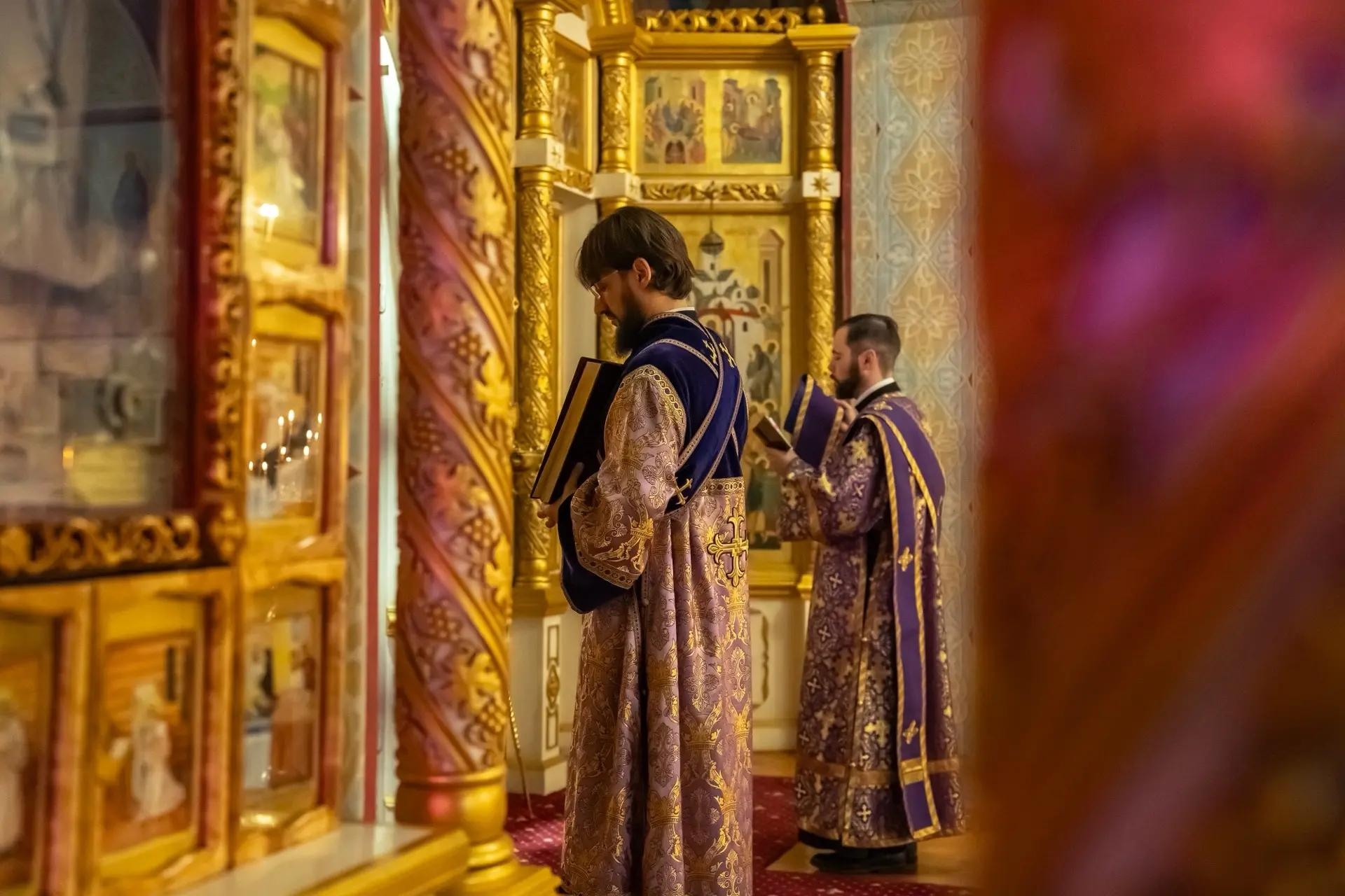 Литургия в пятницу 18-й седмицы по Пятидесятнице, мчч. Трофима, Савватия и Доримедонта