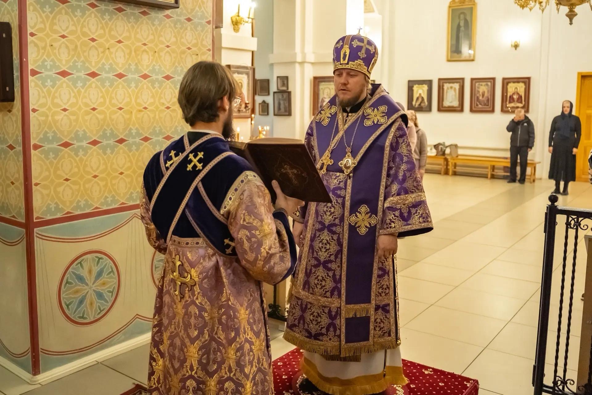Литургия в пятницу 18-й седмицы по Пятидесятнице, мчч. Трофима, Савватия и Доримедонта