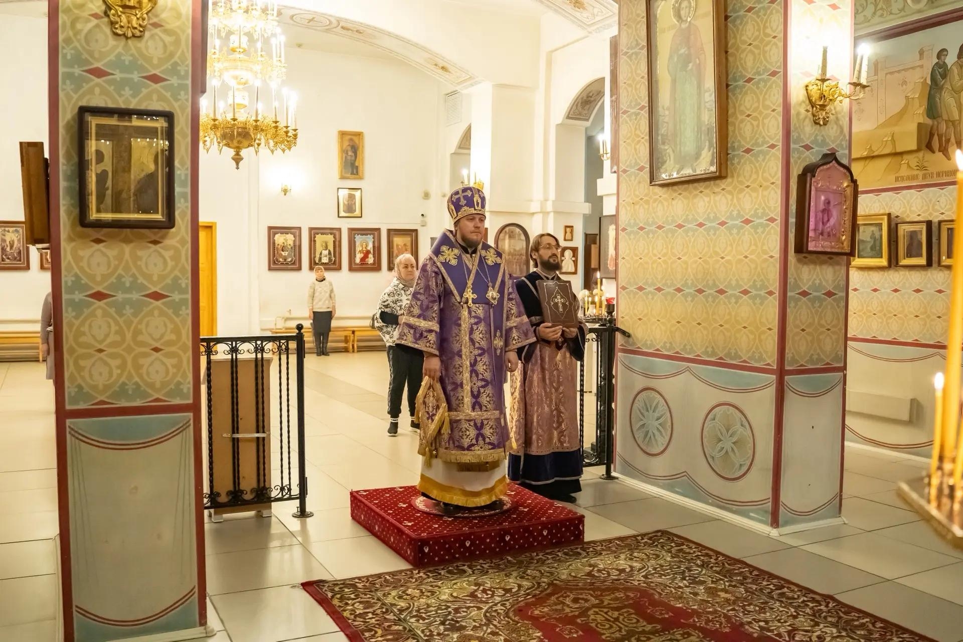 Литургия в пятницу 18-й седмицы по Пятидесятнице, мчч. Трофима, Савватия и Доримедонта