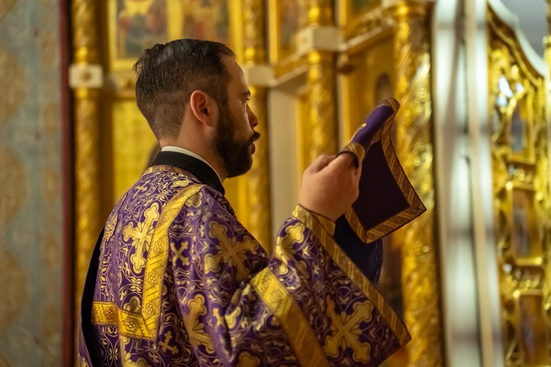Литургия в пятницу 18-й седмицы по Пятидесятнице, мчч. Трофима, Савватия и Доримедонта