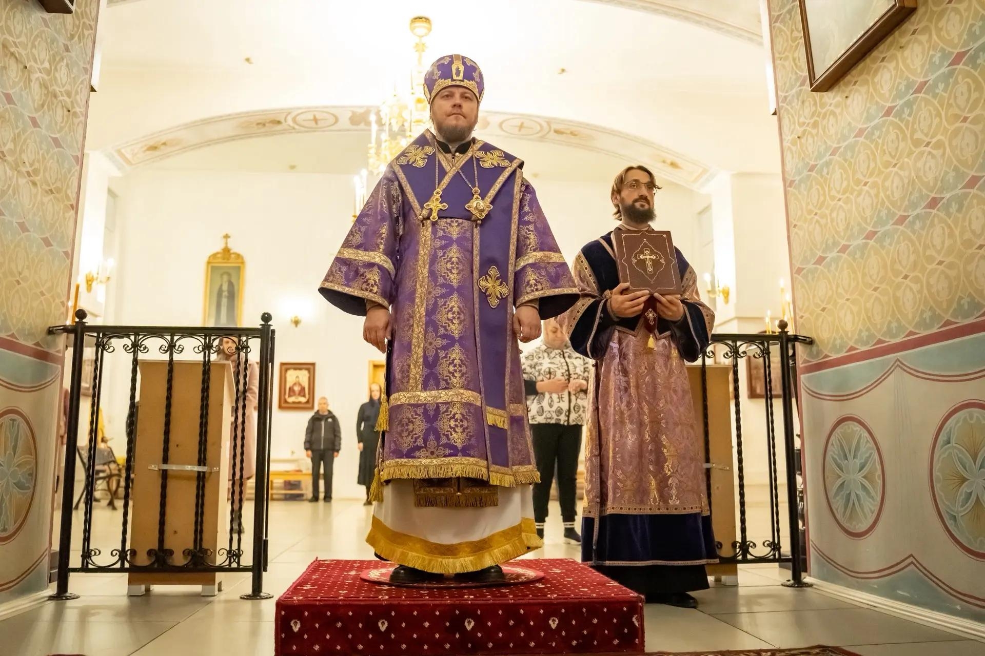 Литургия в пятницу 18-й седмицы по Пятидесятнице, мчч. Трофима, Савватия и Доримедонта