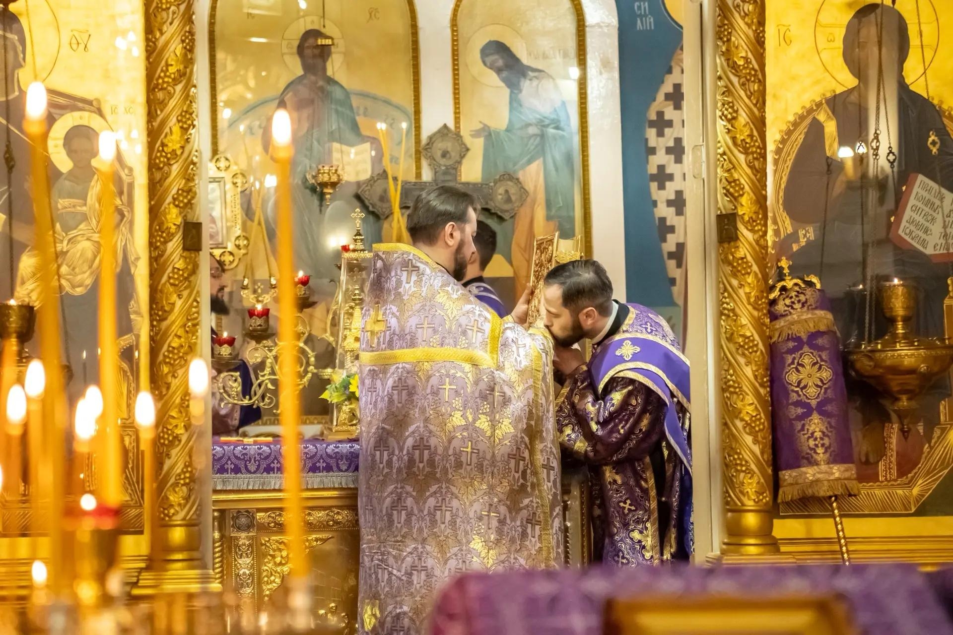 Литургия в пятницу 18-й седмицы по Пятидесятнице, мчч. Трофима, Савватия и Доримедонта
