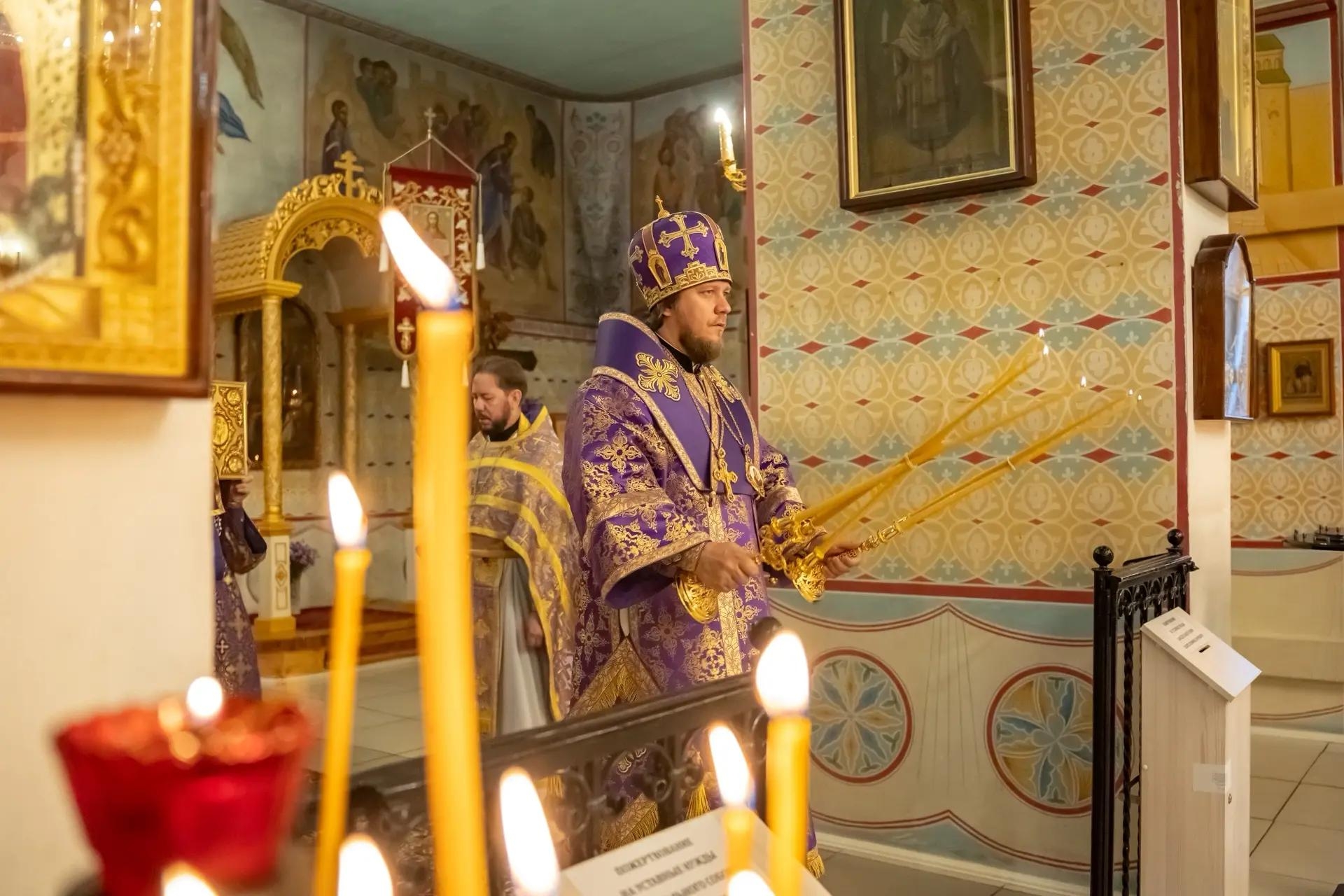 Литургия в пятницу 18-й седмицы по Пятидесятнице, мчч. Трофима, Савватия и Доримедонта