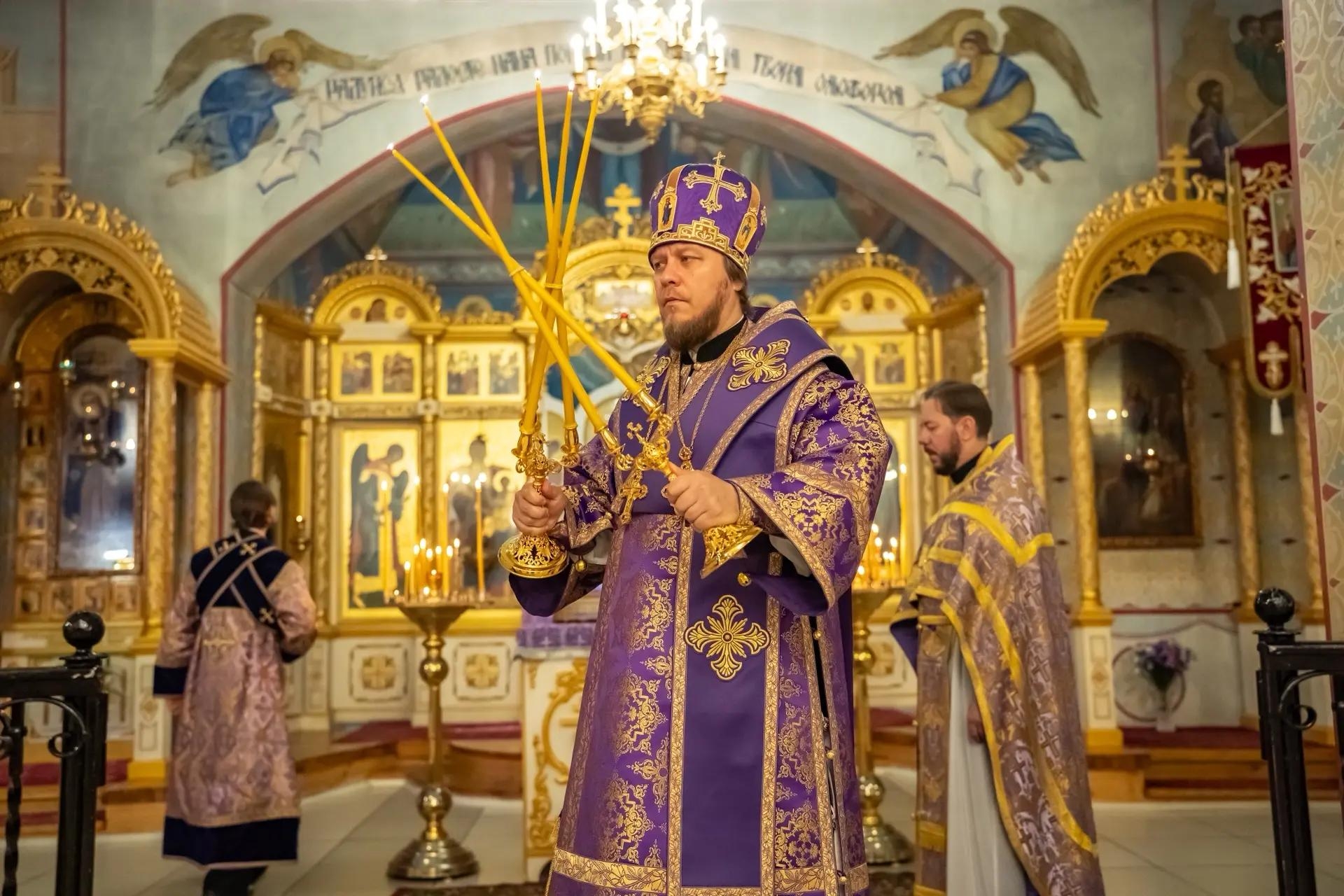 Литургия в пятницу 18-й седмицы по Пятидесятнице, мчч. Трофима, Савватия и Доримедонта
