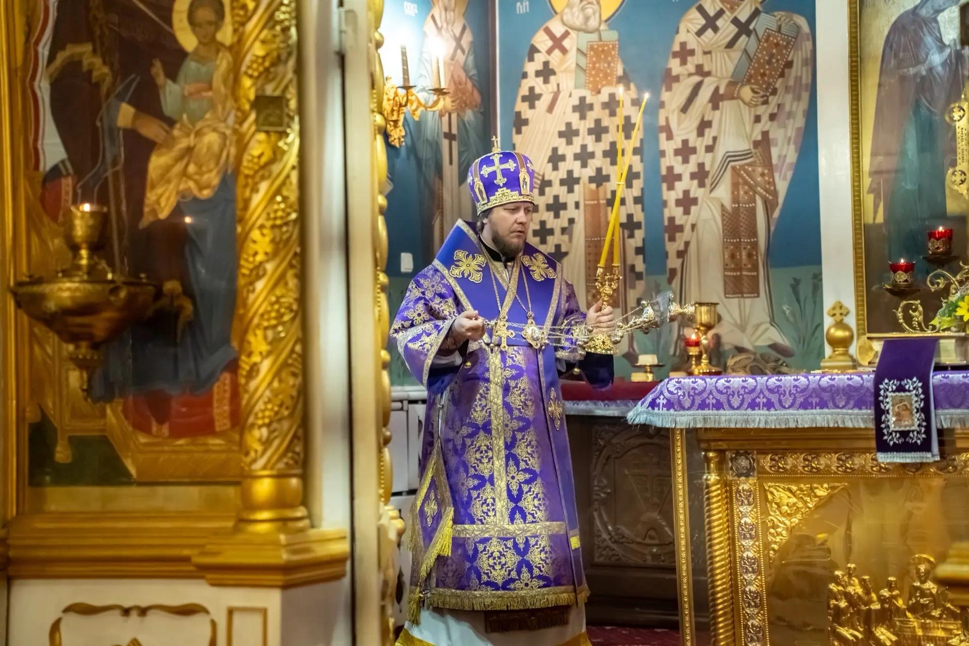 Литургия в пятницу 18-й седмицы по Пятидесятнице, мчч. Трофима, Савватия и Доримедонта
