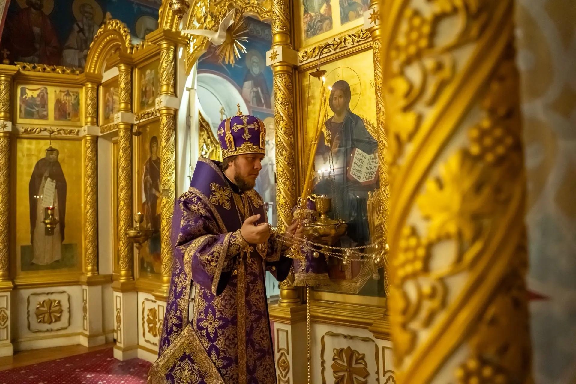 Литургия в пятницу 18-й седмицы по Пятидесятнице, мчч. Трофима, Савватия и Доримедонта