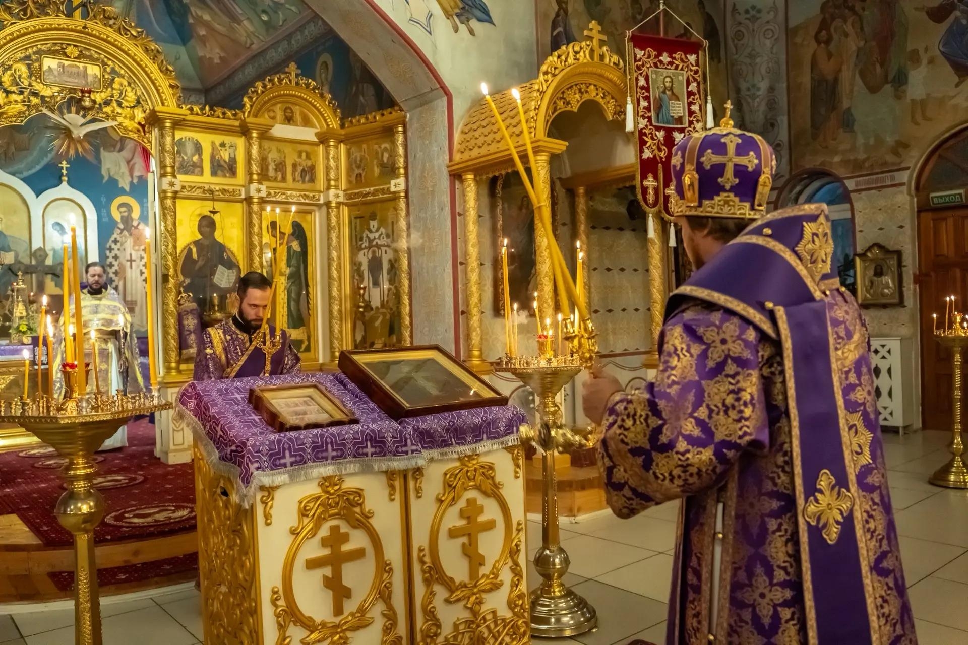 Литургия в пятницу 18-й седмицы по Пятидесятнице, мчч. Трофима, Савватия и Доримедонта