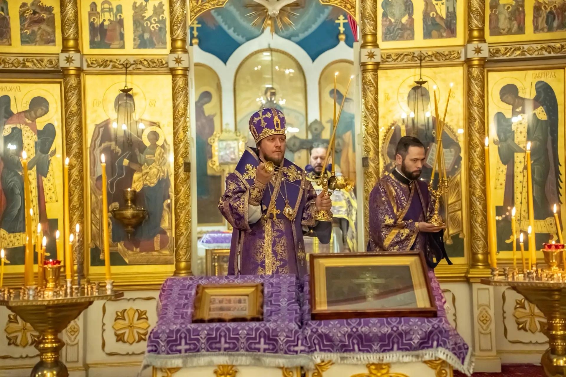 Литургия в пятницу 18-й седмицы по Пятидесятнице, мчч. Трофима, Савватия и Доримедонта