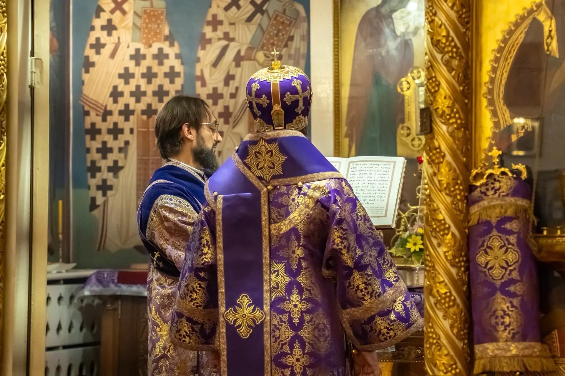 Литургия в пятницу 18-й седмицы по Пятидесятнице, мчч. Трофима, Савватия и Доримедонта