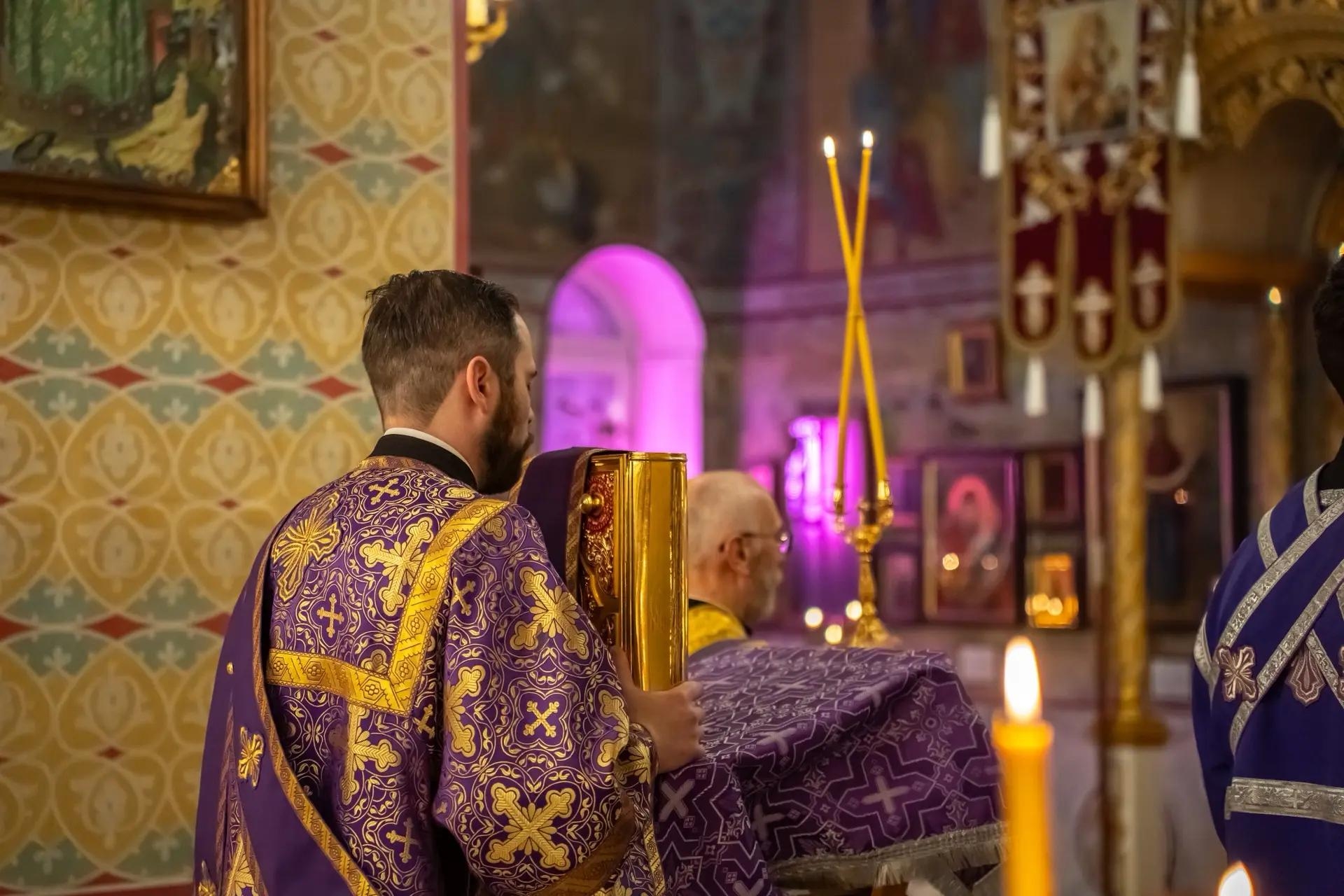 Литургия в пятницу 18-й седмицы по Пятидесятнице, мчч. Трофима, Савватия и Доримедонта