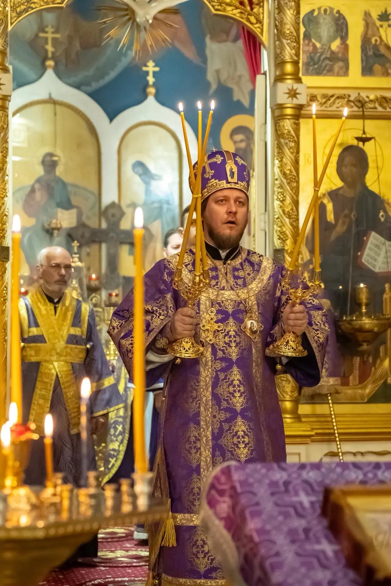 Литургия в пятницу 18-й седмицы по Пятидесятнице, мчч. Трофима, Савватия и Доримедонта