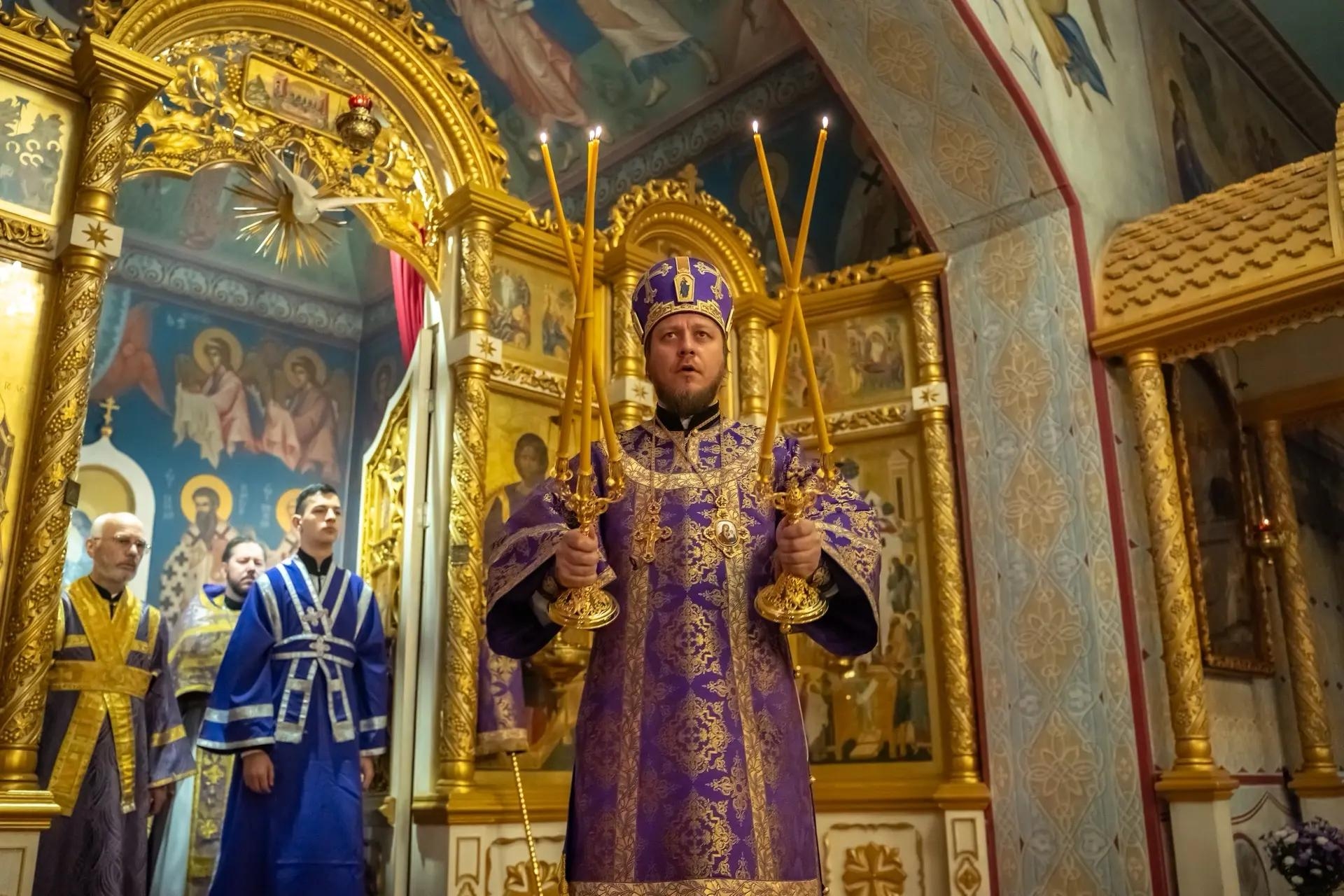 Литургия в пятницу 18-й седмицы по Пятидесятнице, мчч. Трофима, Савватия и Доримедонта