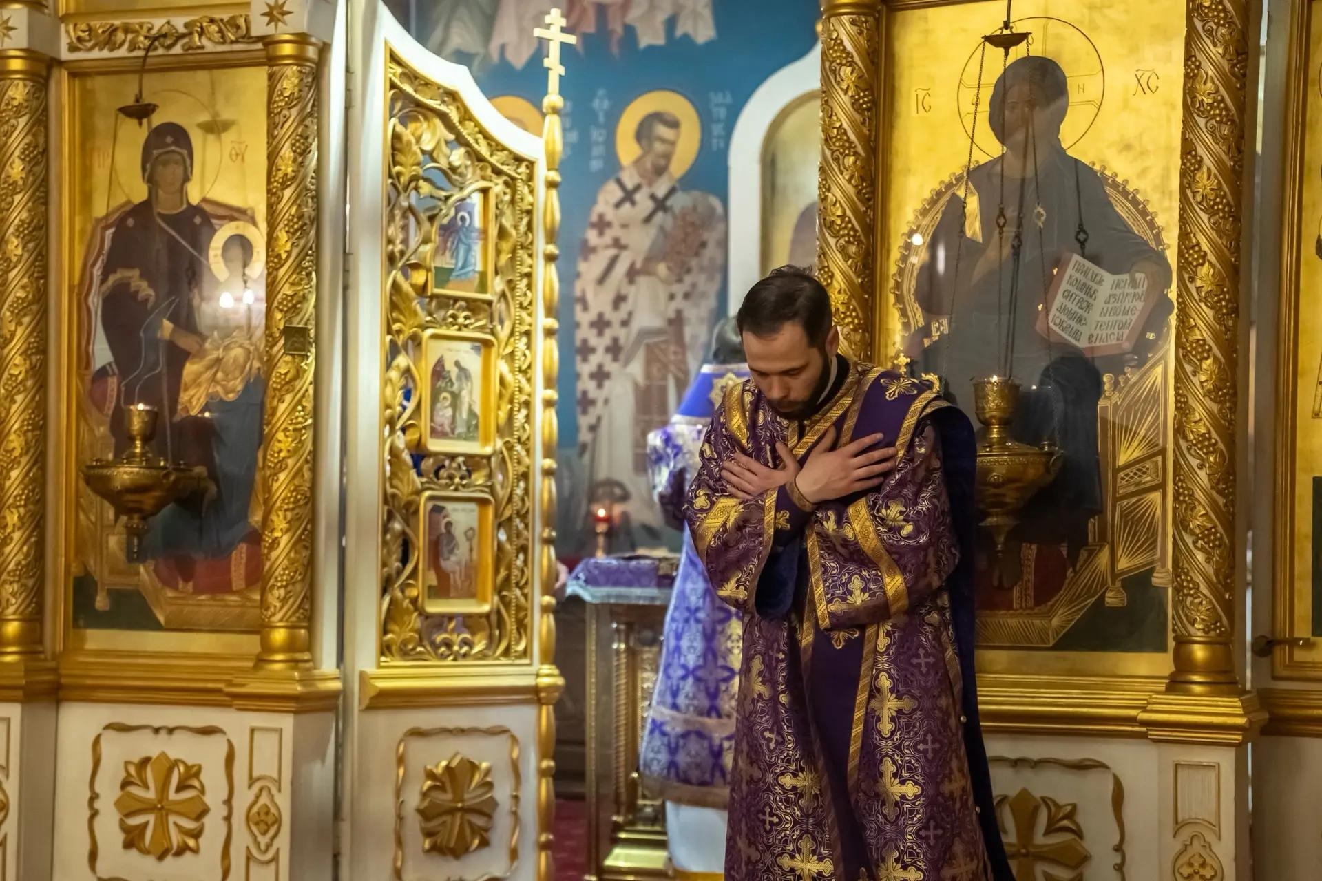 Литургия в пятницу 18-й седмицы по Пятидесятнице, мчч. Трофима, Савватия и Доримедонта