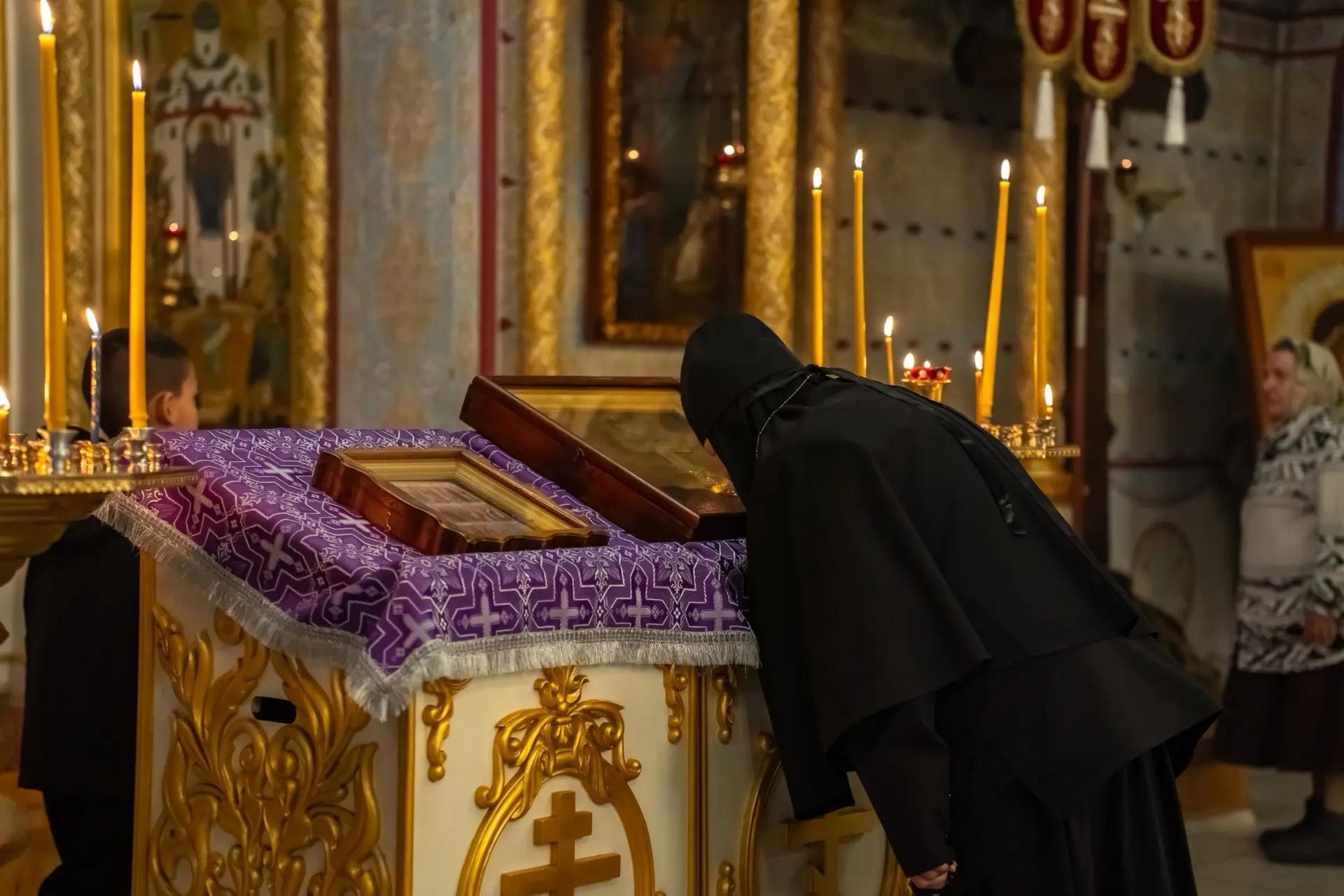 Литургия в пятницу 18-й седмицы по Пятидесятнице, мчч. Трофима, Савватия и Доримедонта