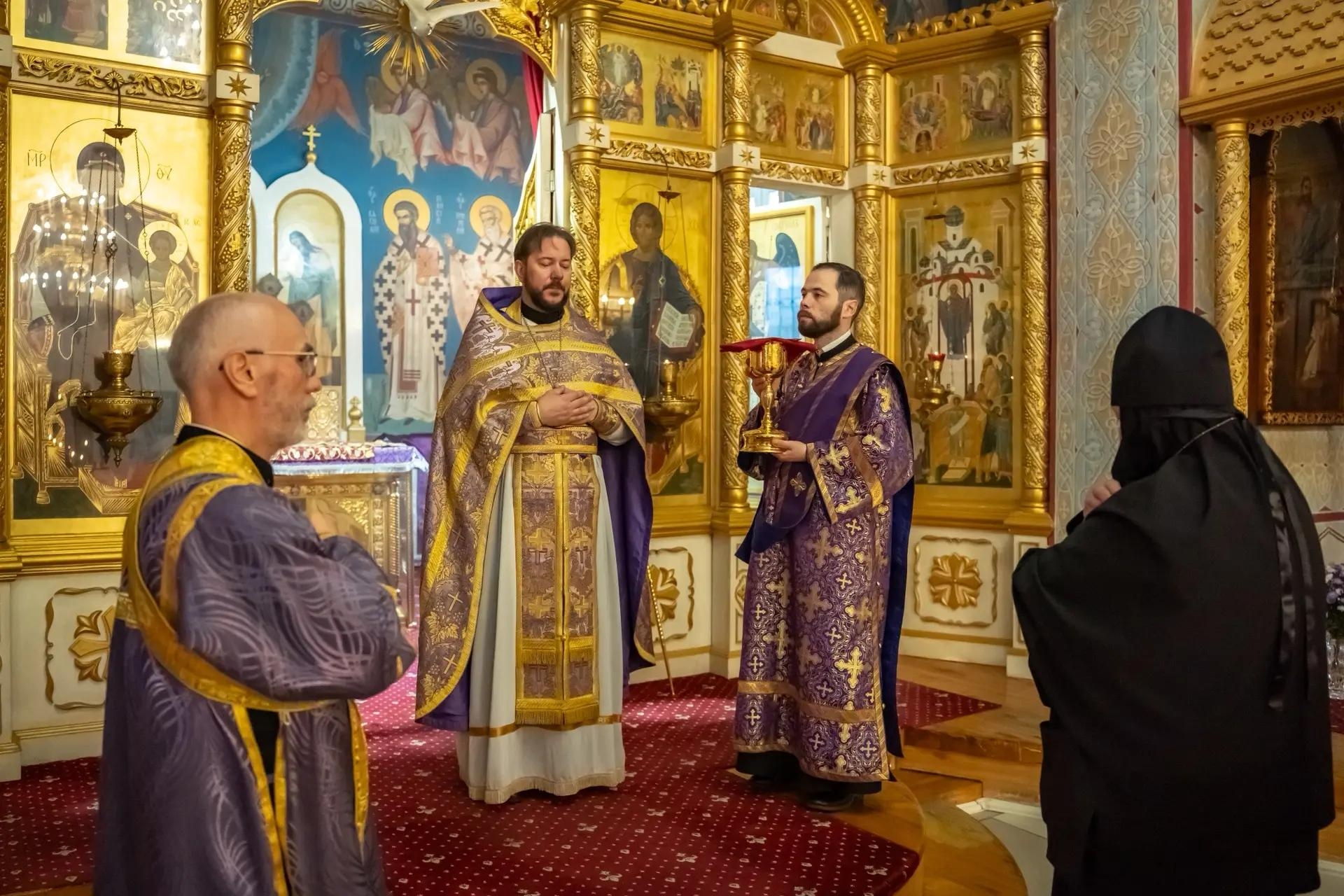 Литургия в пятницу 18-й седмицы по Пятидесятнице, мчч. Трофима, Савватия и Доримедонта