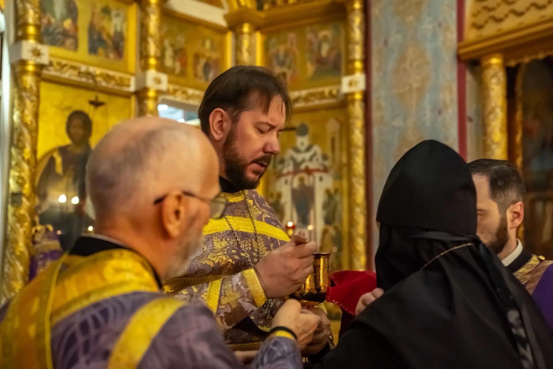 Литургия в пятницу 18-й седмицы по Пятидесятнице, мчч. Трофима, Савватия и Доримедонта