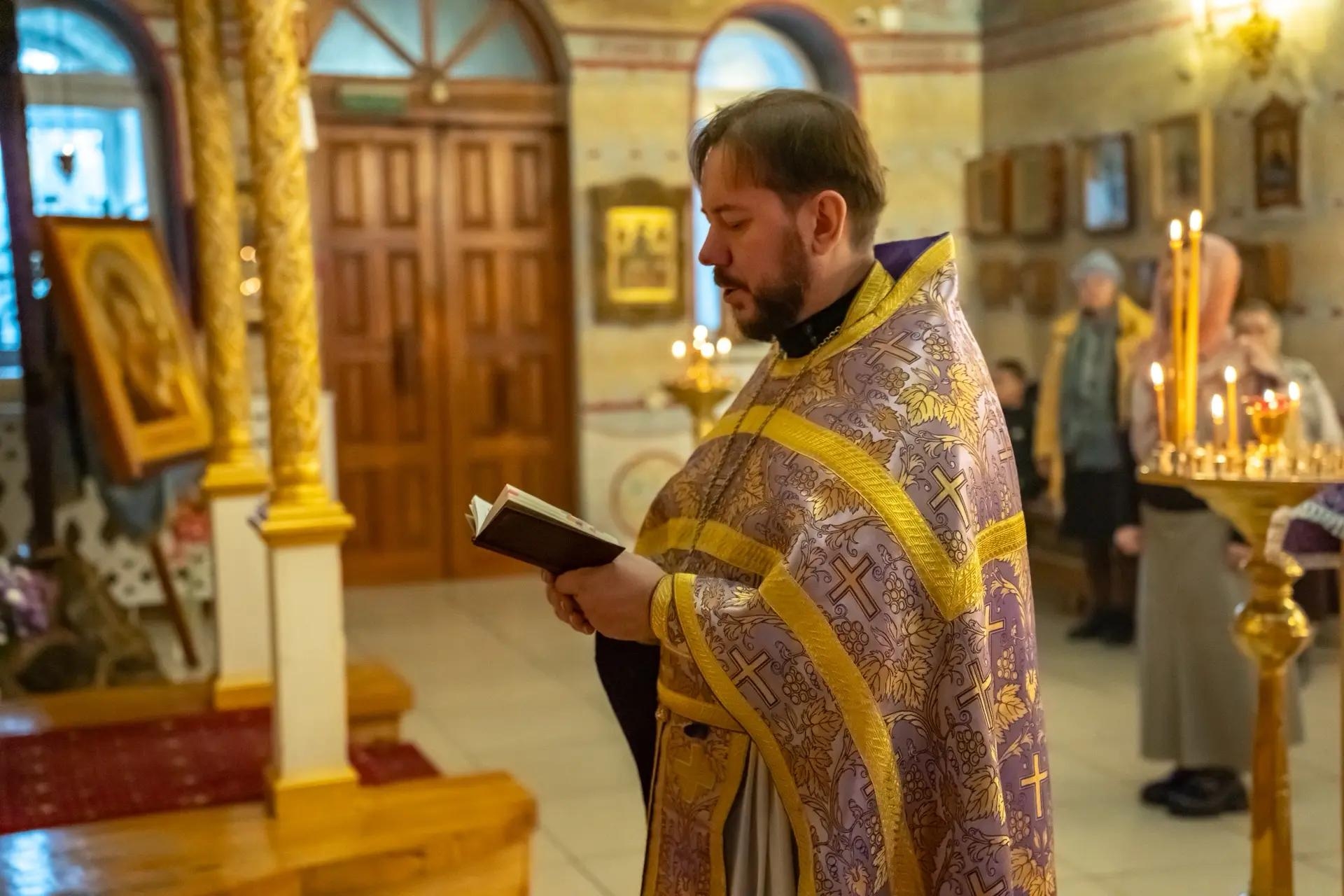 Литургия в пятницу 18-й седмицы по Пятидесятнице, мчч. Трофима, Савватия и Доримедонта