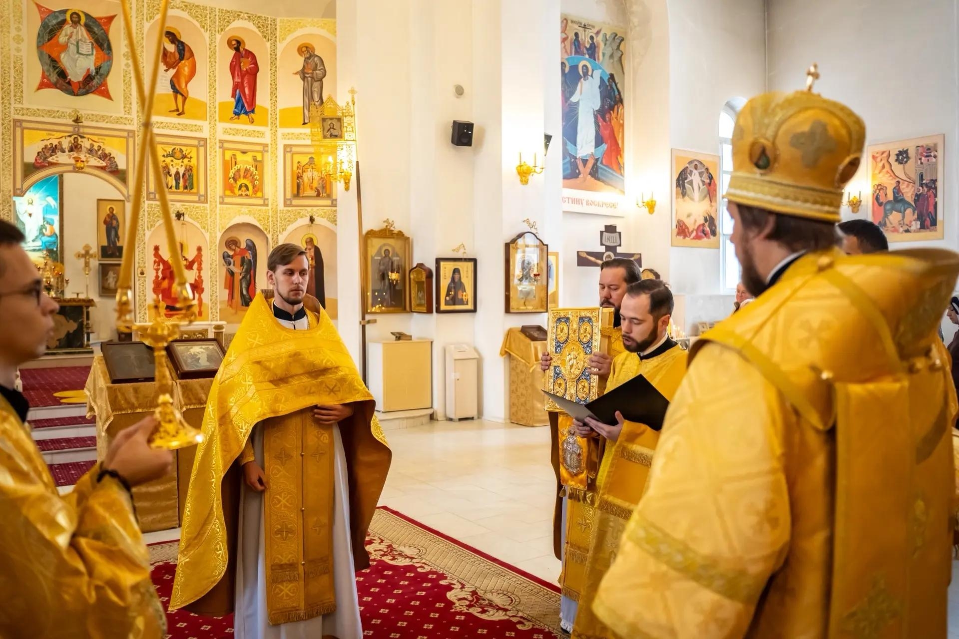 Литургия в Неделю 18-ую по Пятидесятнице, свт. Димитрия, митр. Ростовского