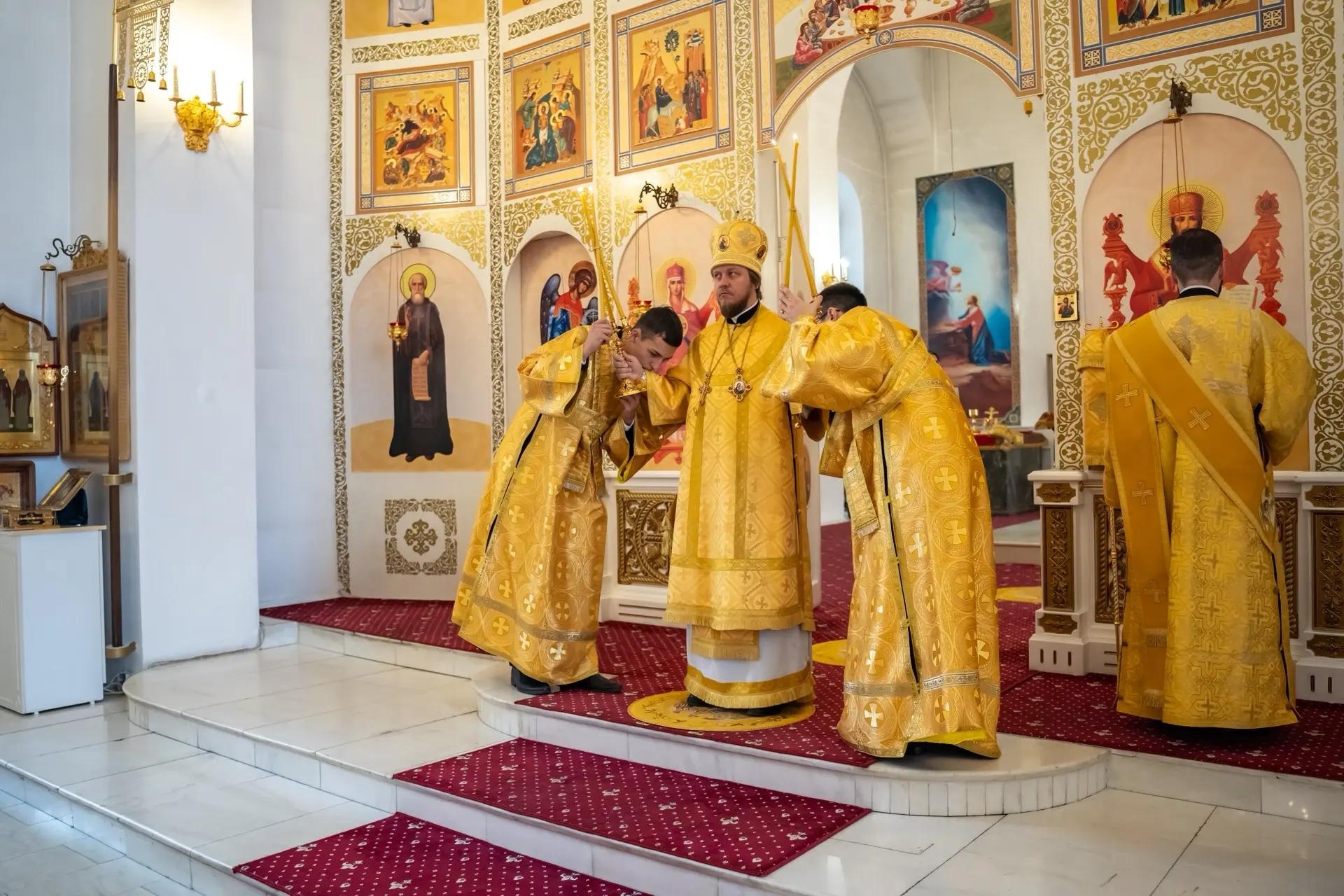 Литургия в Неделю 18-ую по Пятидесятнице, свт. Димитрия, митр. Ростовского