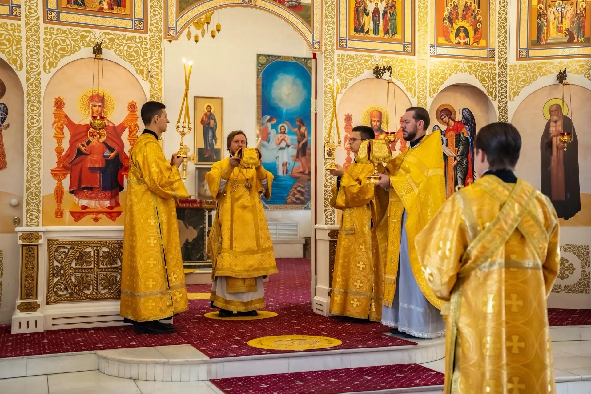 Литургия в Неделю 18-ую по Пятидесятнице, свт. Димитрия, митр. Ростовского