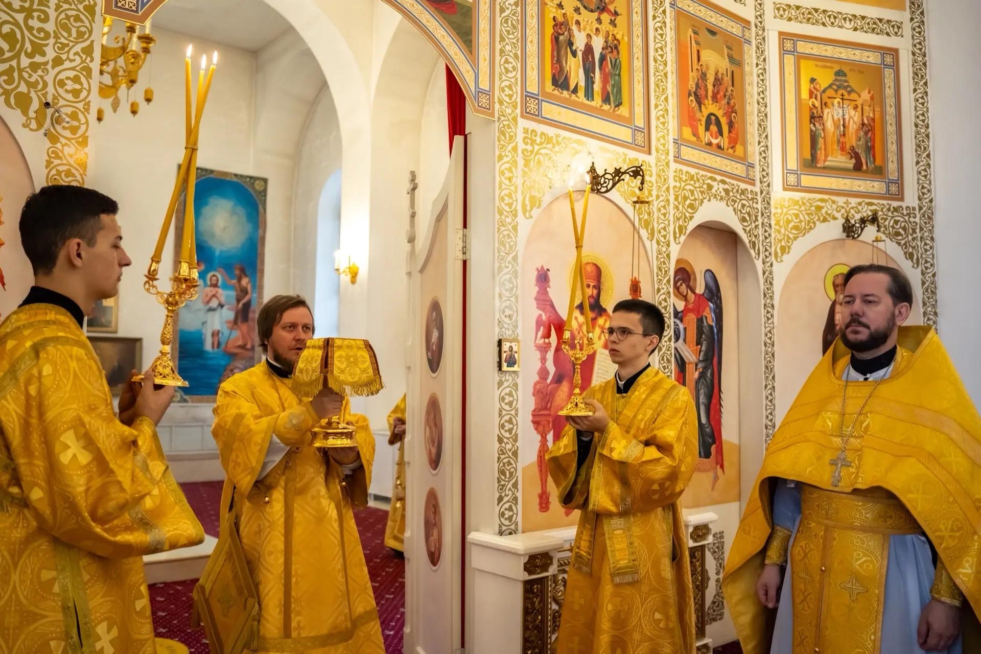 Литургия в Неделю 18-ую по Пятидесятнице, свт. Димитрия, митр. Ростовского