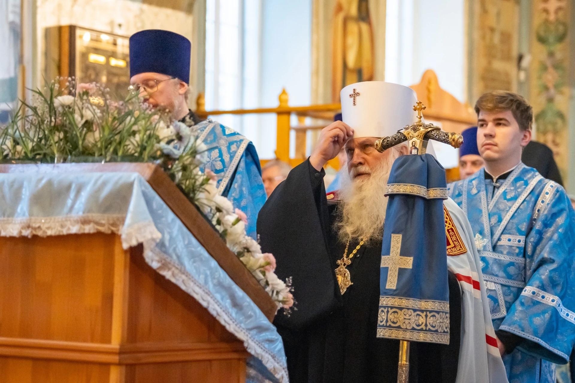 Литургия в праздник Покрова Пресвятой Владычицы нашей Богородицы в Никольском соборном храме г. Сатка