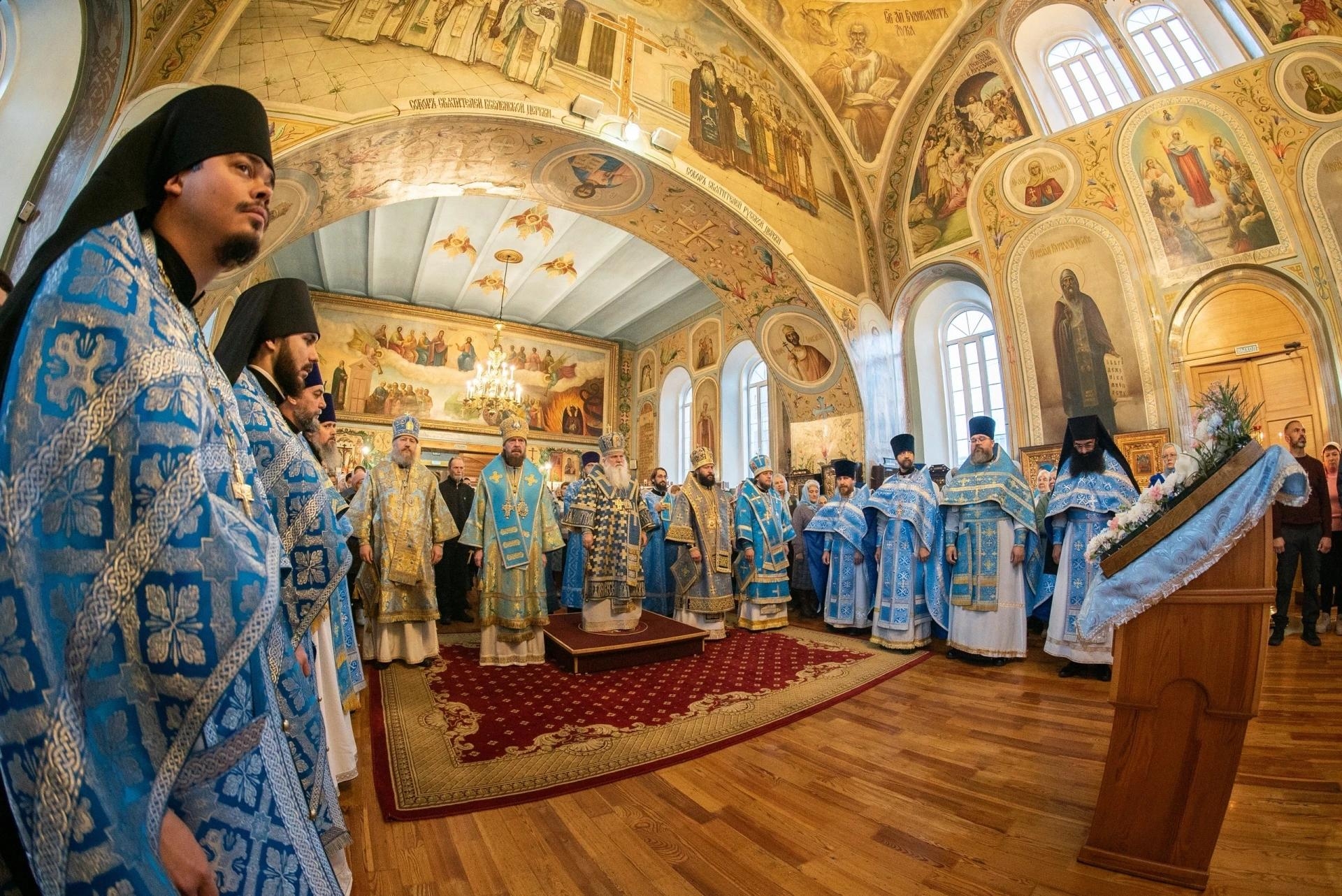 Литургия в праздник Покрова Пресвятой Владычицы нашей Богородицы в Никольском соборном храме г. Сатка