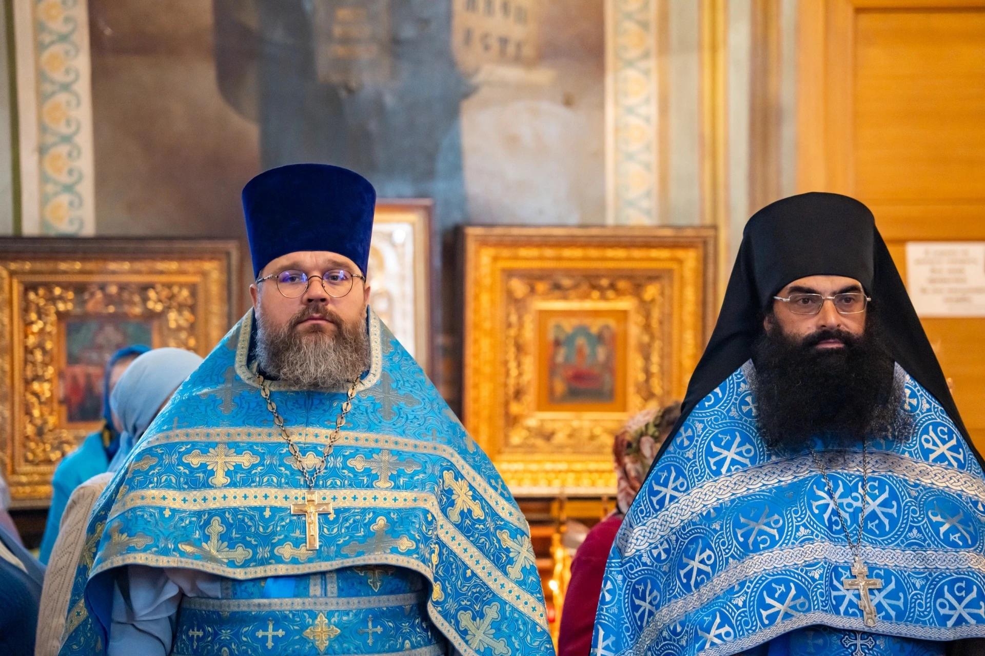 Литургия в праздник Покрова Пресвятой Владычицы нашей Богородицы в Никольском соборном храме г. Сатка