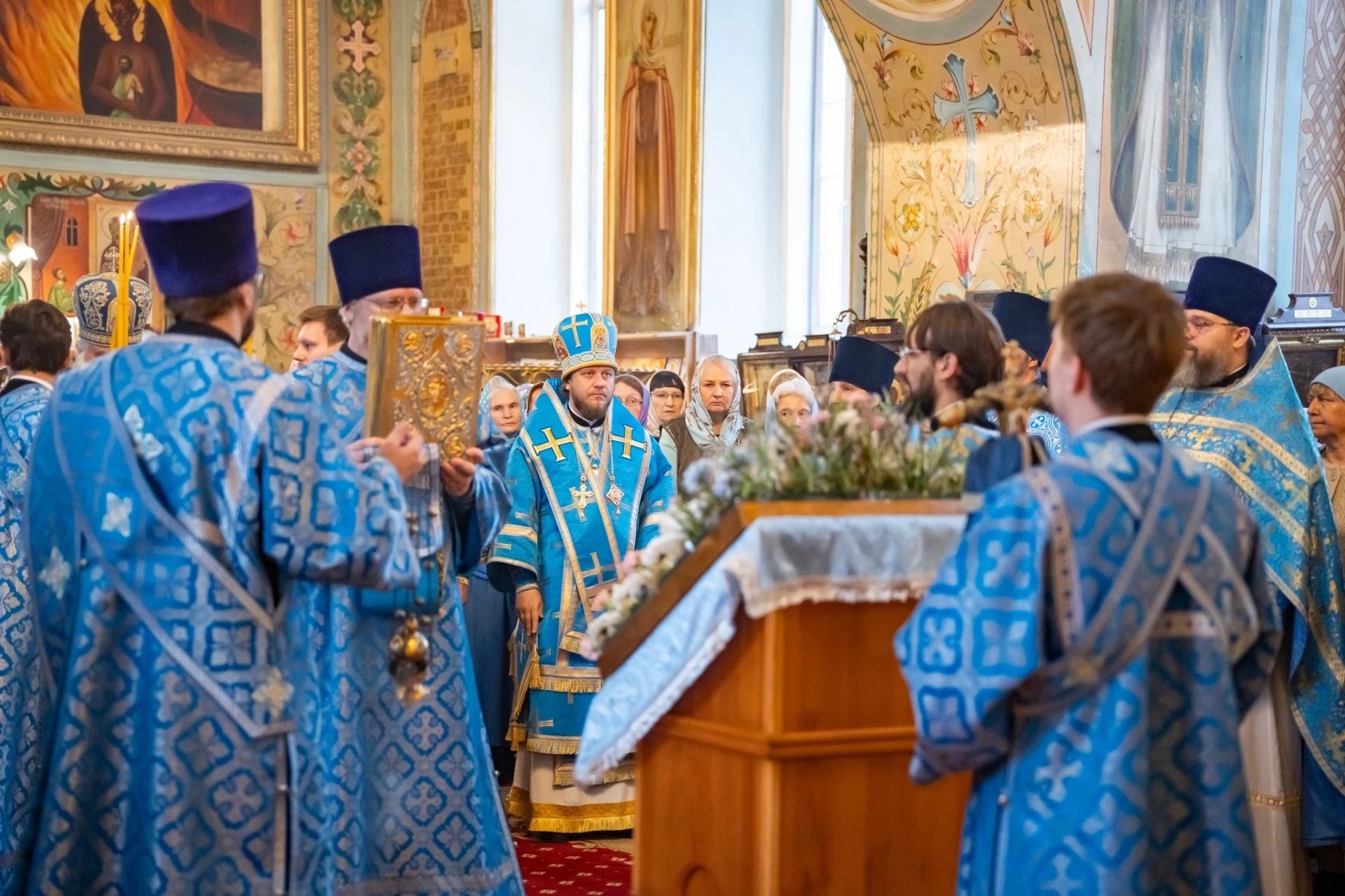 Литургия в праздник Покрова Пресвятой Владычицы нашей Богородицы в Никольском соборном храме г. Сатка