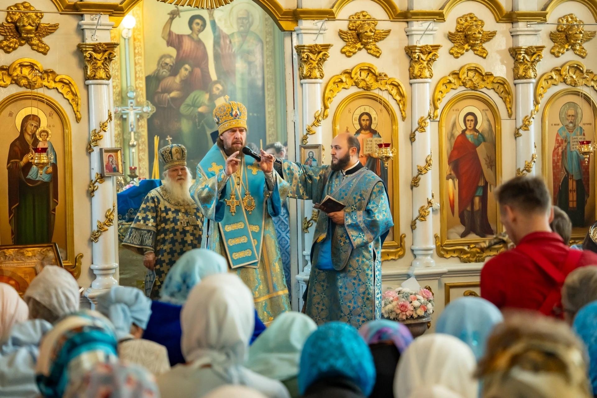 Литургия в праздник Покрова Пресвятой Владычицы нашей Богородицы в Никольском соборном храме г. Сатка