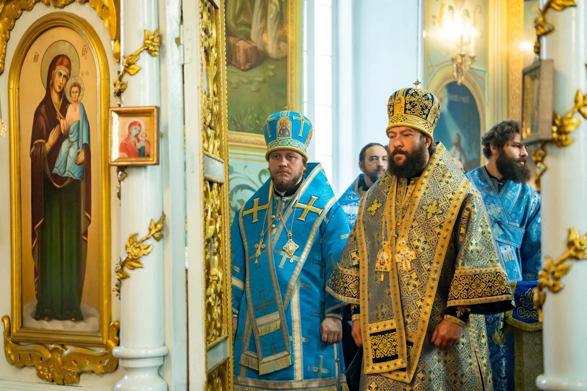 Литургия в праздник Покрова Пресвятой Владычицы нашей Богородицы в Никольском соборном храме г. Сатка