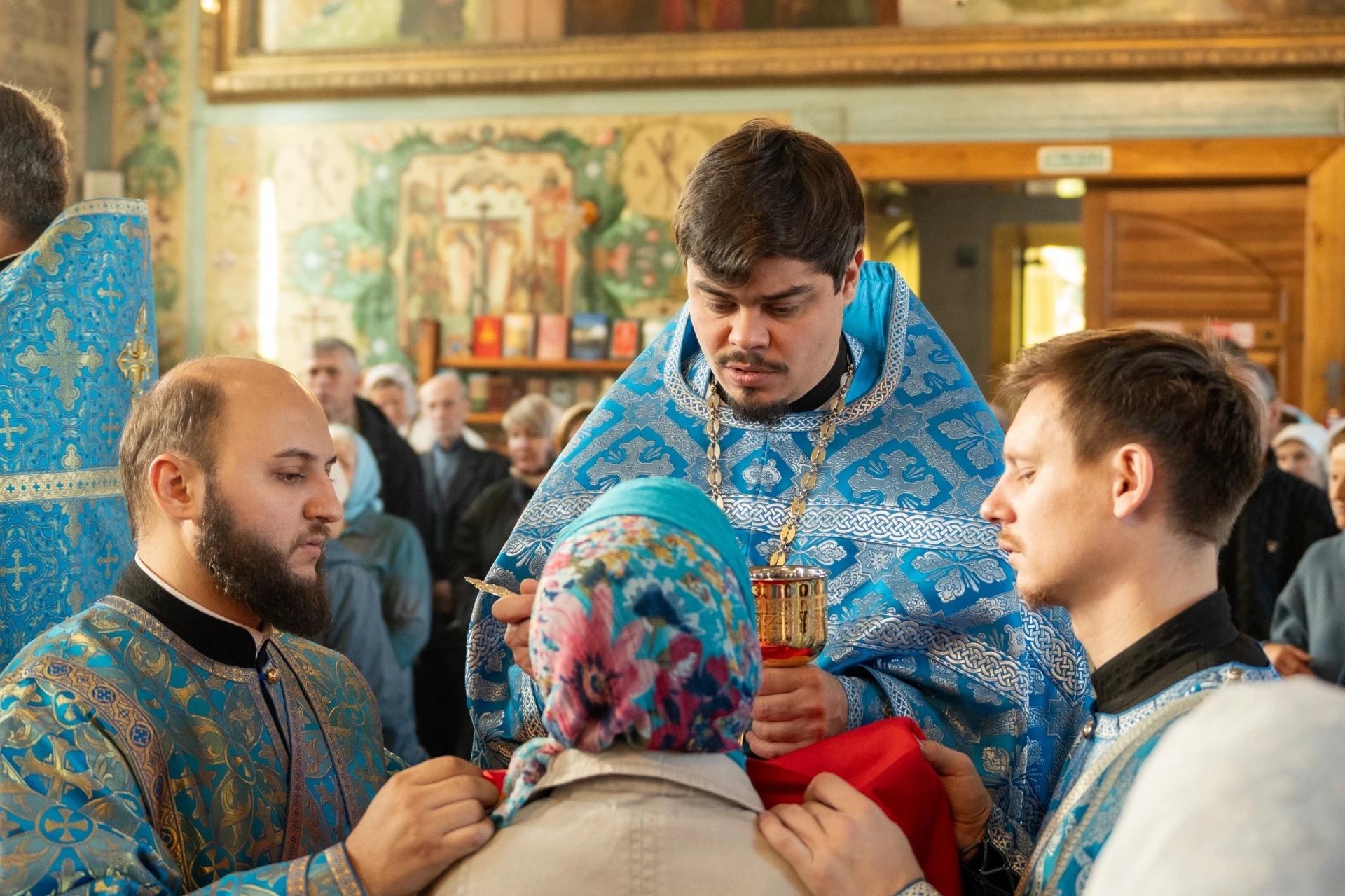 Литургия в праздник Покрова Пресвятой Владычицы нашей Богородицы в Никольском соборном храме г. Сатка