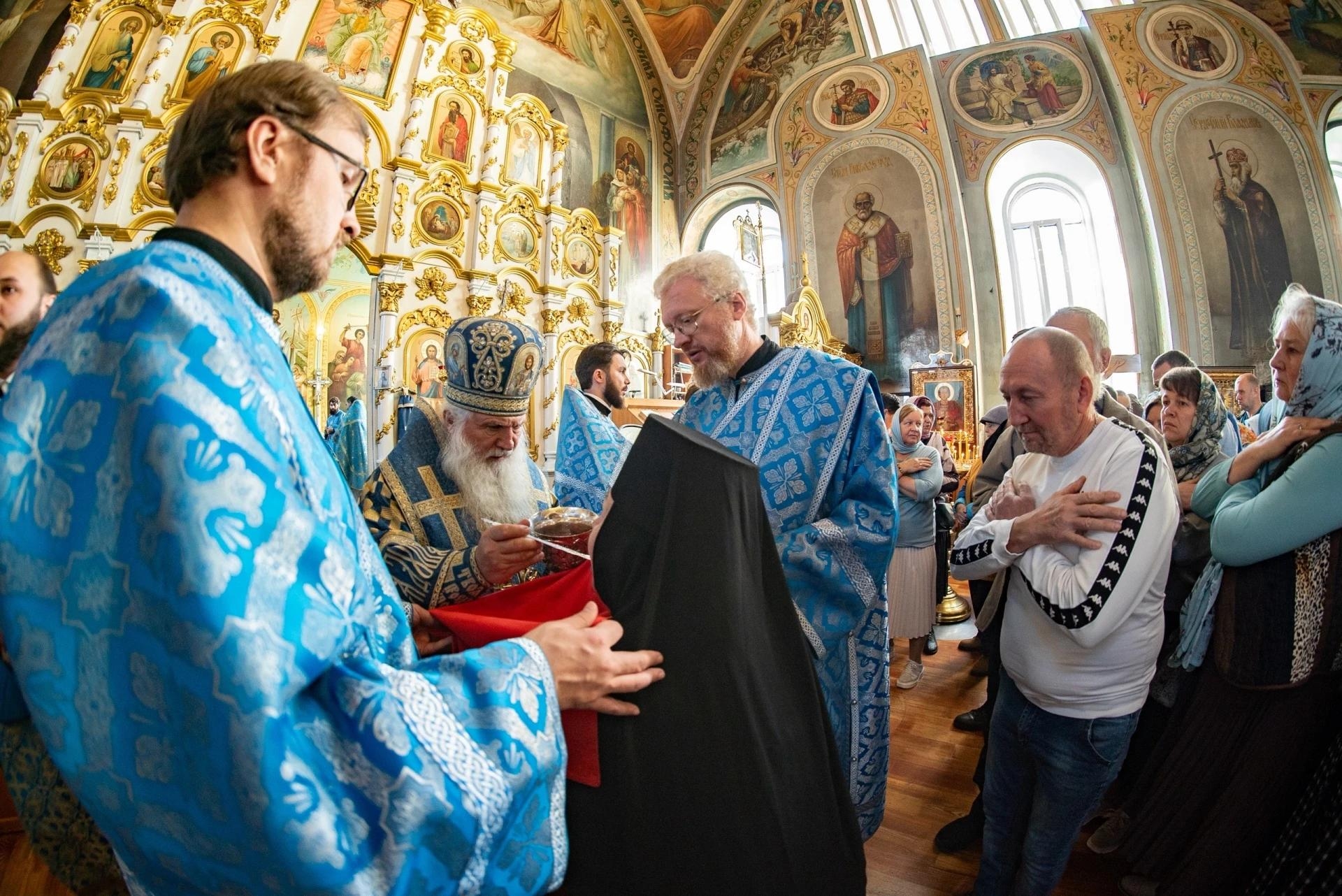 Литургия в праздник Покрова Пресвятой Владычицы нашей Богородицы в Никольском соборном храме г. Сатка