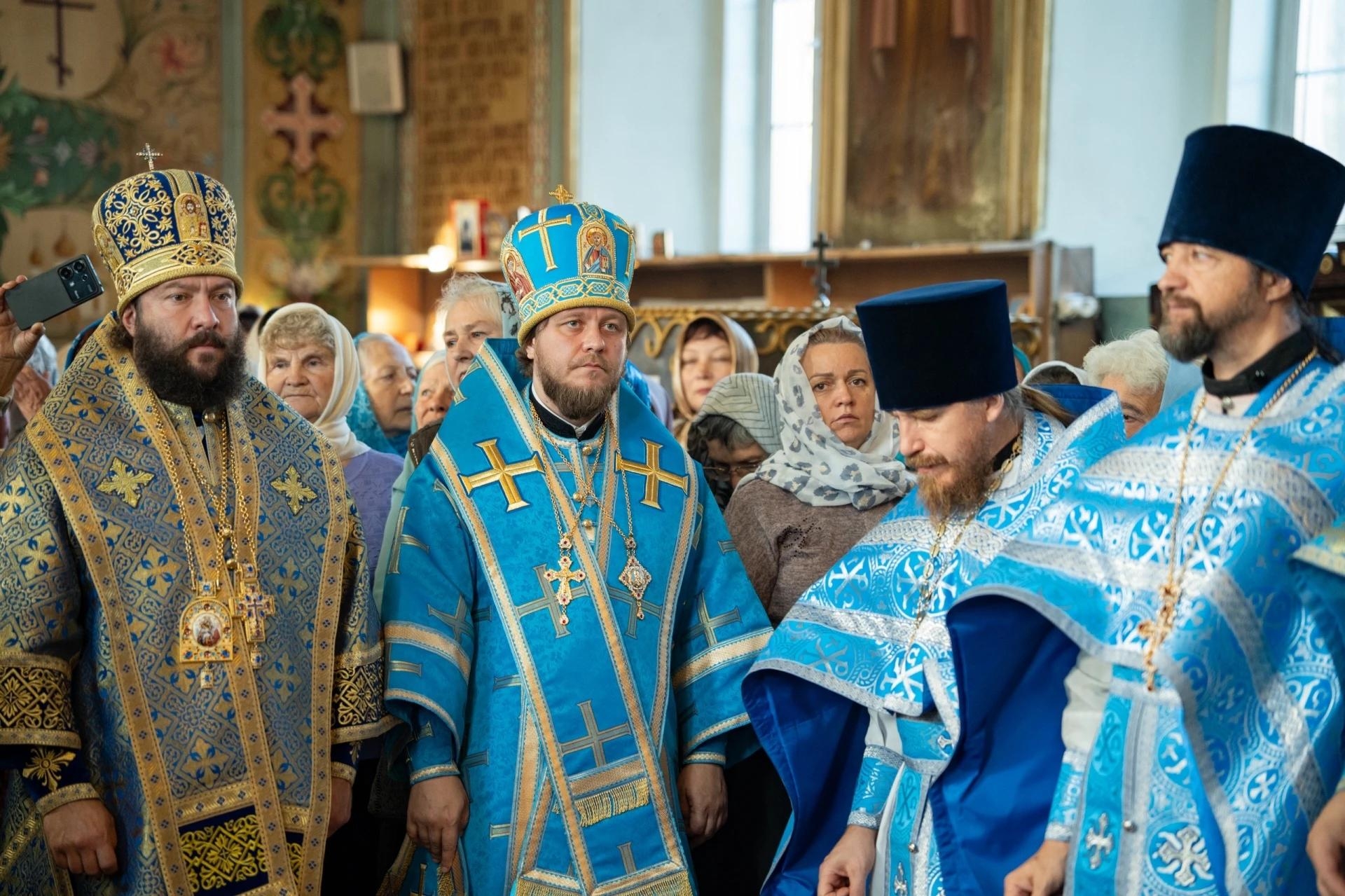 Литургия в праздник Покрова Пресвятой Владычицы нашей Богородицы в Никольском соборном храме г. Сатка