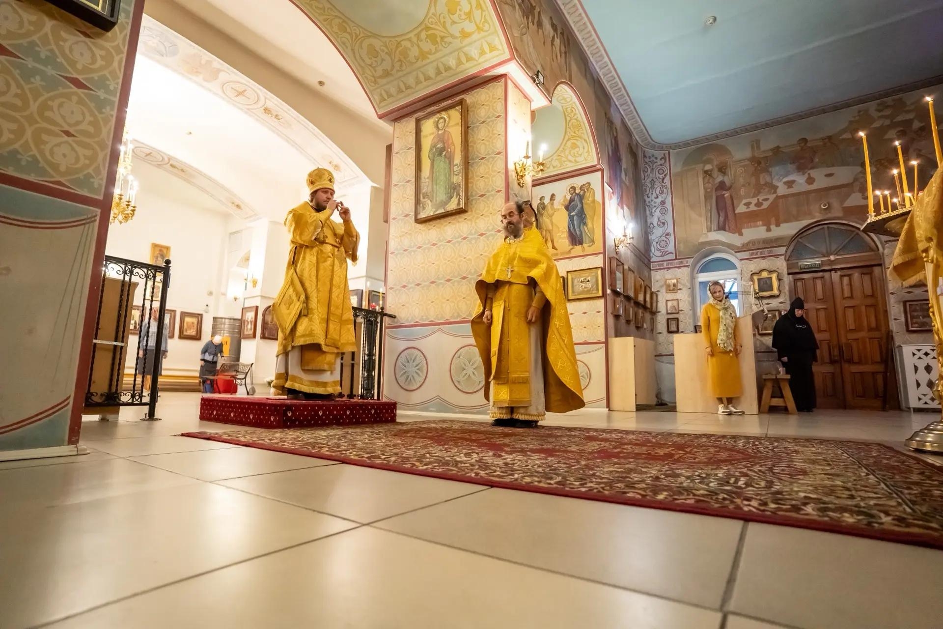 Литургия в пятницу 20-й седмицы по Пятидесятнице, сщмч. Дионисия Ареопагита