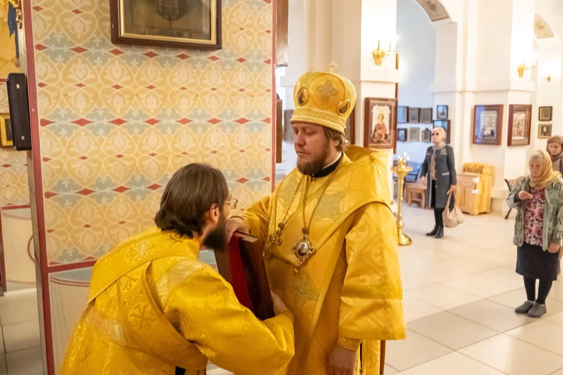 Литургия в пятницу 20-й седмицы по Пятидесятнице, сщмч. Дионисия Ареопагита
